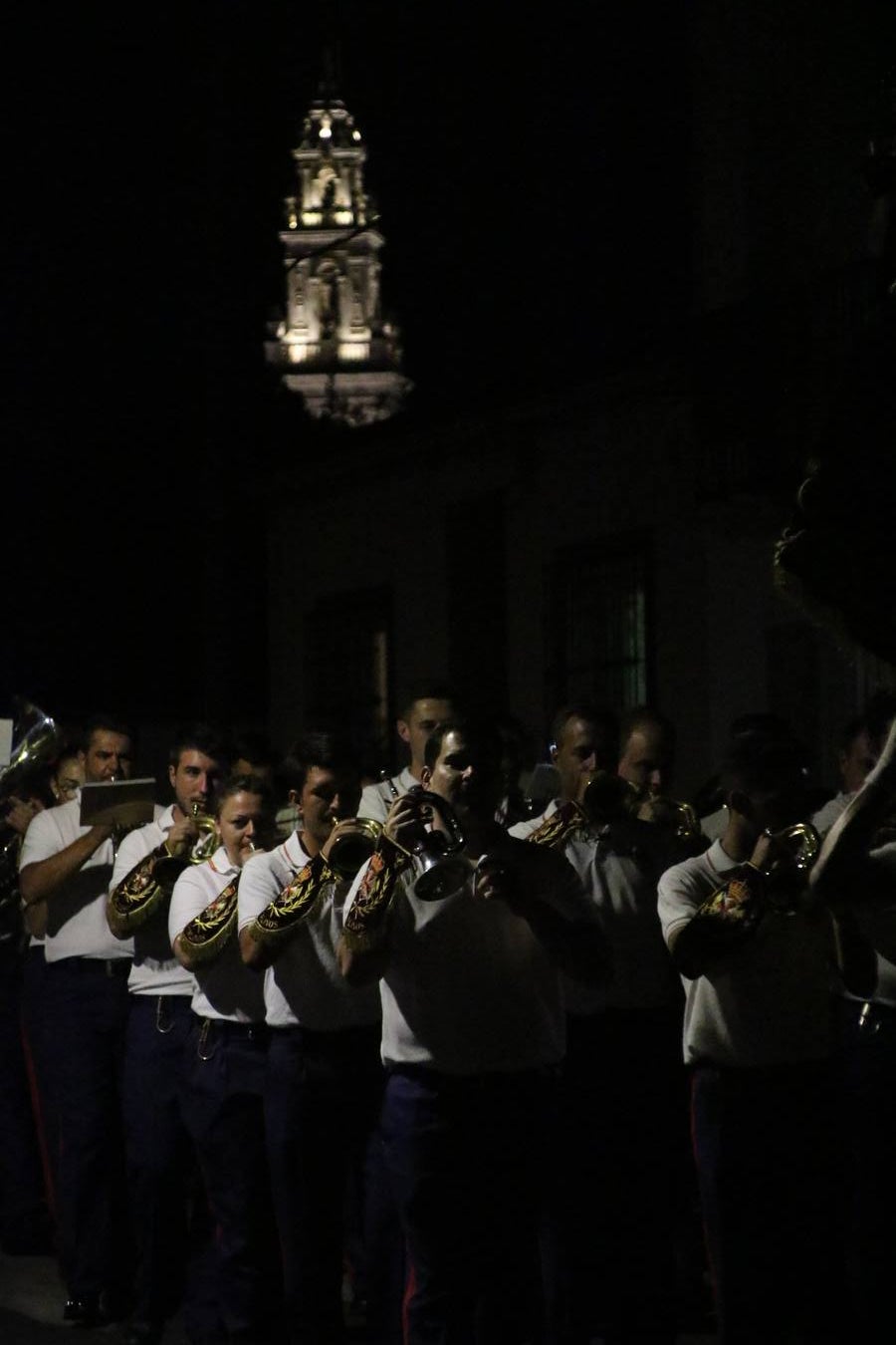 Nuestra Señora de Aguasantas despertó, ayer, una vez más, la devoción y el fervor que los jerezanos sienten hacia Ella. Jerez de los Caballeros se vistió de gala para acompañar a su Patrona en el traslado hacia su Santuario, donde se ponía fin a los tradicionales cultos que desde el pasado mes de agosto se han celebrado en la iglesia de Santa María de la Encarnación, organizados por la Hermandad de Nuestra Señora de Aguasantas.