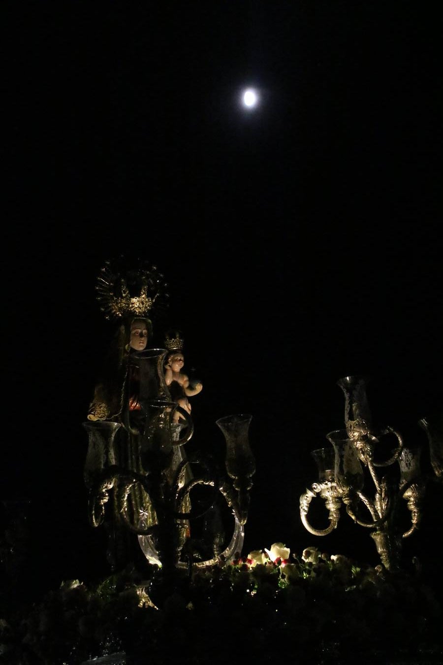 Nuestra Señora de Aguasantas despertó, ayer, una vez más, la devoción y el fervor que los jerezanos sienten hacia Ella. Jerez de los Caballeros se vistió de gala para acompañar a su Patrona en el traslado hacia su Santuario, donde se ponía fin a los tradicionales cultos que desde el pasado mes de agosto se han celebrado en la iglesia de Santa María de la Encarnación, organizados por la Hermandad de Nuestra Señora de Aguasantas.