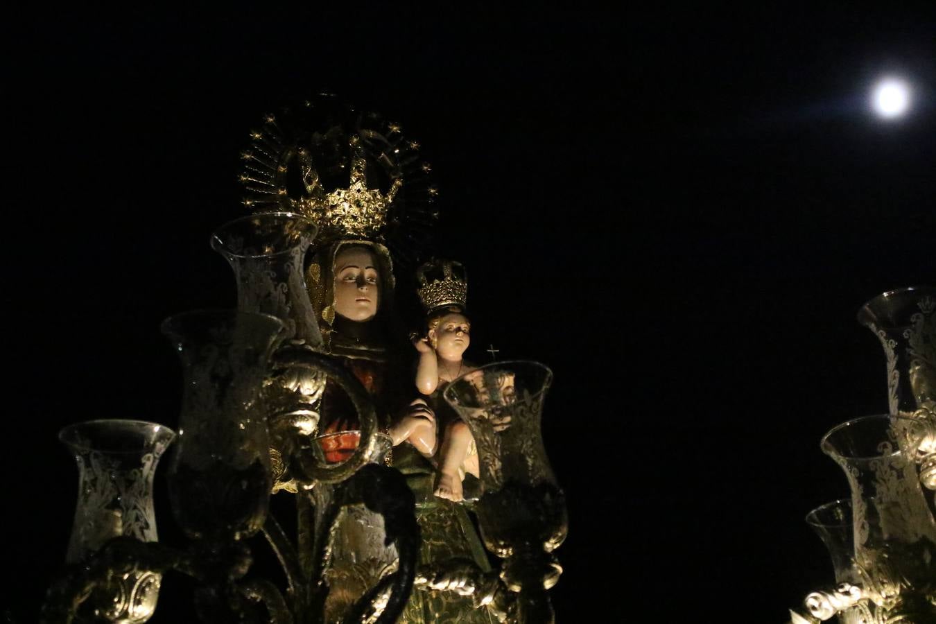 Nuestra Señora de Aguasantas despertó, ayer, una vez más, la devoción y el fervor que los jerezanos sienten hacia Ella. Jerez de los Caballeros se vistió de gala para acompañar a su Patrona en el traslado hacia su Santuario, donde se ponía fin a los tradicionales cultos que desde el pasado mes de agosto se han celebrado en la iglesia de Santa María de la Encarnación, organizados por la Hermandad de Nuestra Señora de Aguasantas.