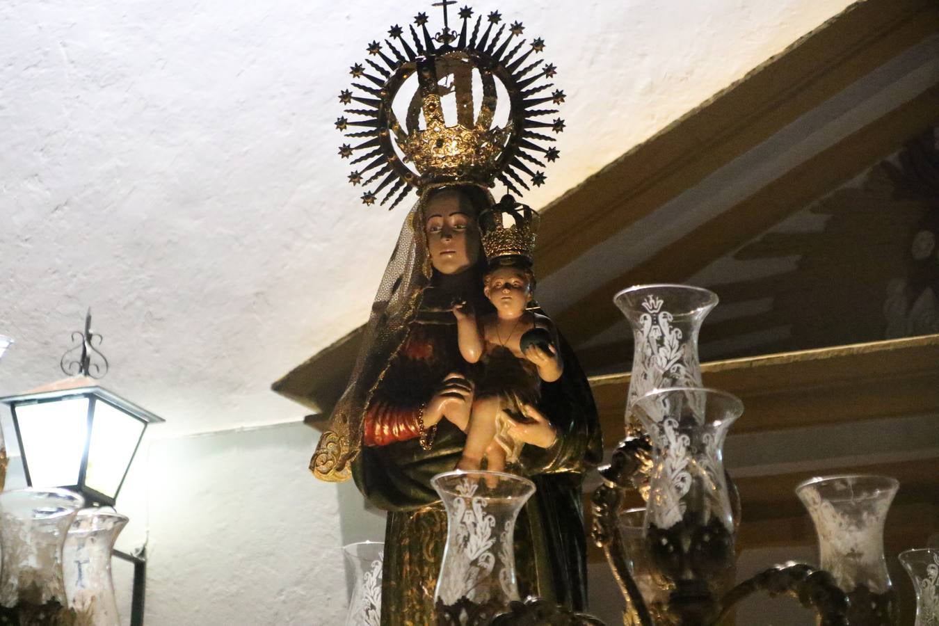 Nuestra Señora de Aguasantas despertó, ayer, una vez más, la devoción y el fervor que los jerezanos sienten hacia Ella. Jerez de los Caballeros se vistió de gala para acompañar a su Patrona en el traslado hacia su Santuario, donde se ponía fin a los tradicionales cultos que desde el pasado mes de agosto se han celebrado en la iglesia de Santa María de la Encarnación, organizados por la Hermandad de Nuestra Señora de Aguasantas.