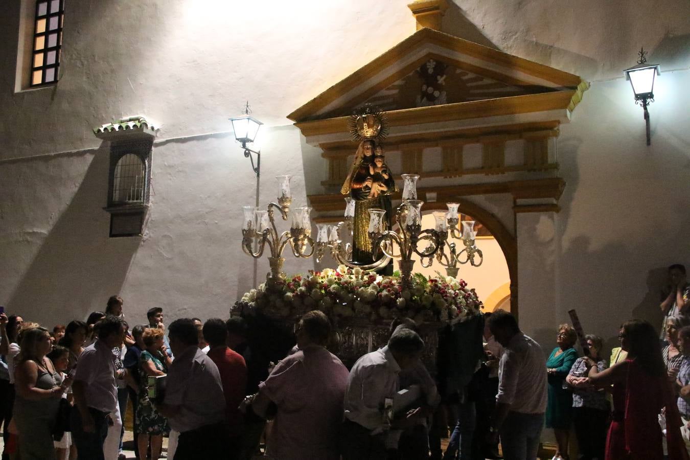 Nuestra Señora de Aguasantas despertó, ayer, una vez más, la devoción y el fervor que los jerezanos sienten hacia Ella. Jerez de los Caballeros se vistió de gala para acompañar a su Patrona en el traslado hacia su Santuario, donde se ponía fin a los tradicionales cultos que desde el pasado mes de agosto se han celebrado en la iglesia de Santa María de la Encarnación, organizados por la Hermandad de Nuestra Señora de Aguasantas.