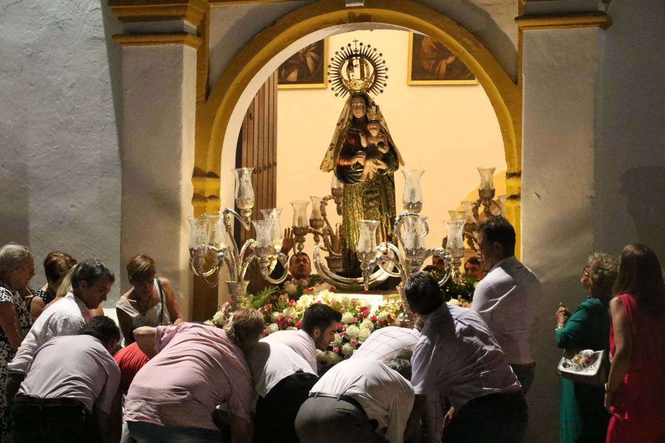 Nuestra Señora de Aguasantas despertó, ayer, una vez más, la devoción y el fervor que los jerezanos sienten hacia Ella. Jerez de los Caballeros se vistió de gala para acompañar a su Patrona en el traslado hacia su Santuario, donde se ponía fin a los tradicionales cultos que desde el pasado mes de agosto se han celebrado en la iglesia de Santa María de la Encarnación, organizados por la Hermandad de Nuestra Señora de Aguasantas.