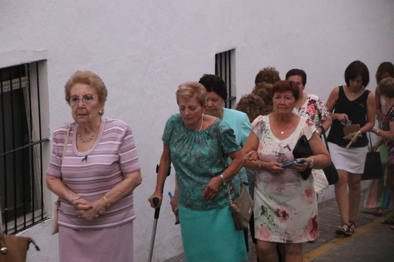 Nuestra Señora de Aguasantas despertó, ayer, una vez más, la devoción y el fervor que los jerezanos sienten hacia Ella. Jerez de los Caballeros se vistió de gala para acompañar a su Patrona en el traslado hacia su Santuario, donde se ponía fin a los tradicionales cultos que desde el pasado mes de agosto se han celebrado en la iglesia de Santa María de la Encarnación, organizados por la Hermandad de Nuestra Señora de Aguasantas.