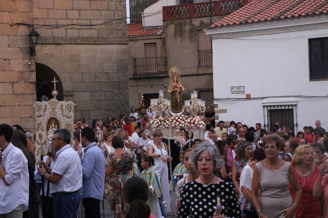 Nuestra Señora de Aguasantas despertó, ayer, una vez más, la devoción y el fervor que los jerezanos sienten hacia Ella. Jerez de los Caballeros se vistió de gala para acompañar a su Patrona en el traslado hacia su Santuario, donde se ponía fin a los tradicionales cultos que desde el pasado mes de agosto se han celebrado en la iglesia de Santa María de la Encarnación, organizados por la Hermandad de Nuestra Señora de Aguasantas.
