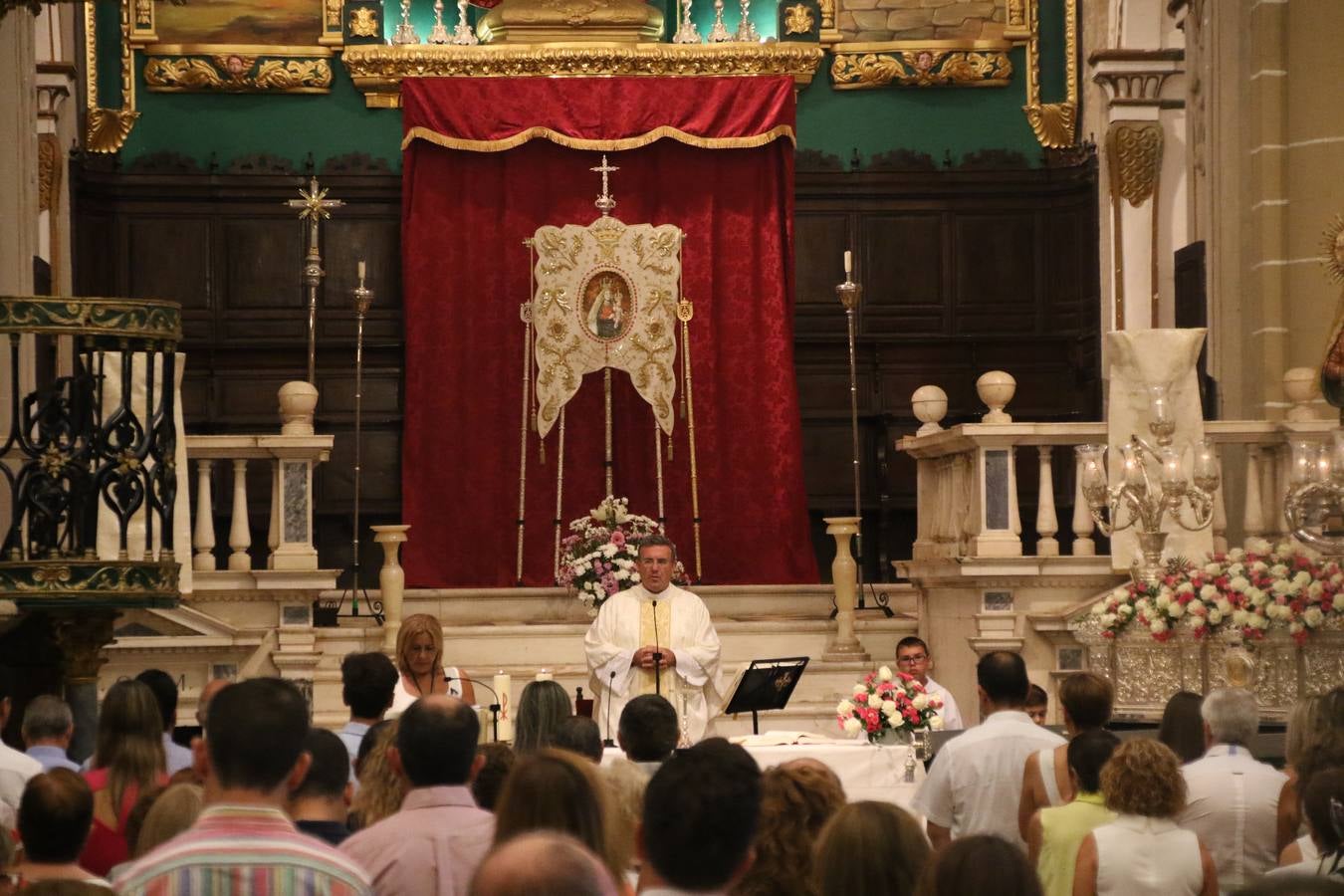 Nuestra Señora de Aguasantas despertó, ayer, una vez más, la devoción y el fervor que los jerezanos sienten hacia Ella. Jerez de los Caballeros se vistió de gala para acompañar a su Patrona en el traslado hacia su Santuario, donde se ponía fin a los tradicionales cultos que desde el pasado mes de agosto se han celebrado en la iglesia de Santa María de la Encarnación, organizados por la Hermandad de Nuestra Señora de Aguasantas.
