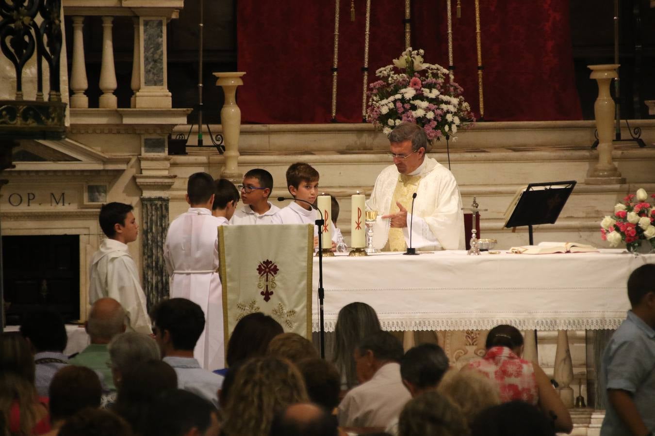 Nuestra Señora de Aguasantas despertó, ayer, una vez más, la devoción y el fervor que los jerezanos sienten hacia Ella. Jerez de los Caballeros se vistió de gala para acompañar a su Patrona en el traslado hacia su Santuario, donde se ponía fin a los tradicionales cultos que desde el pasado mes de agosto se han celebrado en la iglesia de Santa María de la Encarnación, organizados por la Hermandad de Nuestra Señora de Aguasantas.