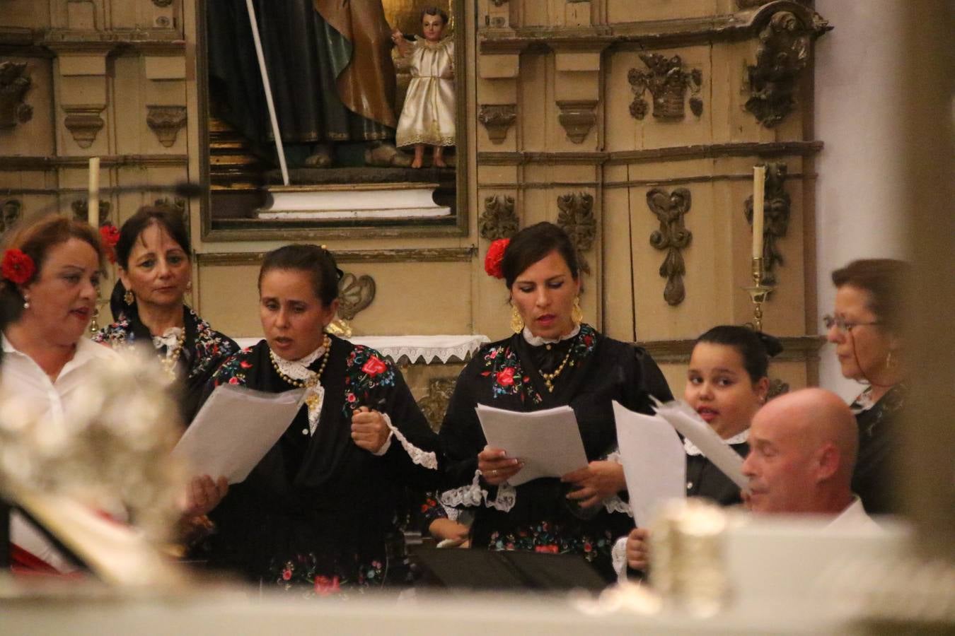 Nuestra Señora de Aguasantas despertó, ayer, una vez más, la devoción y el fervor que los jerezanos sienten hacia Ella. Jerez de los Caballeros se vistió de gala para acompañar a su Patrona en el traslado hacia su Santuario, donde se ponía fin a los tradicionales cultos que desde el pasado mes de agosto se han celebrado en la iglesia de Santa María de la Encarnación, organizados por la Hermandad de Nuestra Señora de Aguasantas.
