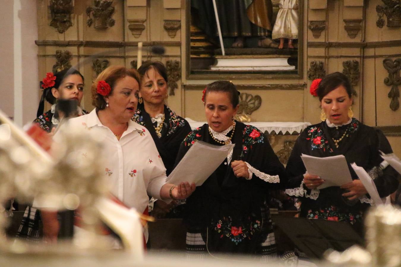 Nuestra Señora de Aguasantas despertó, ayer, una vez más, la devoción y el fervor que los jerezanos sienten hacia Ella. Jerez de los Caballeros se vistió de gala para acompañar a su Patrona en el traslado hacia su Santuario, donde se ponía fin a los tradicionales cultos que desde el pasado mes de agosto se han celebrado en la iglesia de Santa María de la Encarnación, organizados por la Hermandad de Nuestra Señora de Aguasantas.