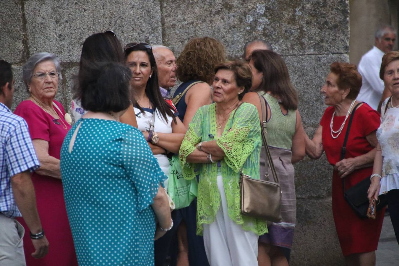 Nuestra Señora de Aguasantas despertó, ayer, una vez más, la devoción y el fervor que los jerezanos sienten hacia Ella. Jerez de los Caballeros se vistió de gala para acompañar a su Patrona en el traslado hacia su Santuario, donde se ponía fin a los tradicionales cultos que desde el pasado mes de agosto se han celebrado en la iglesia de Santa María de la Encarnación, organizados por la Hermandad de Nuestra Señora de Aguasantas.