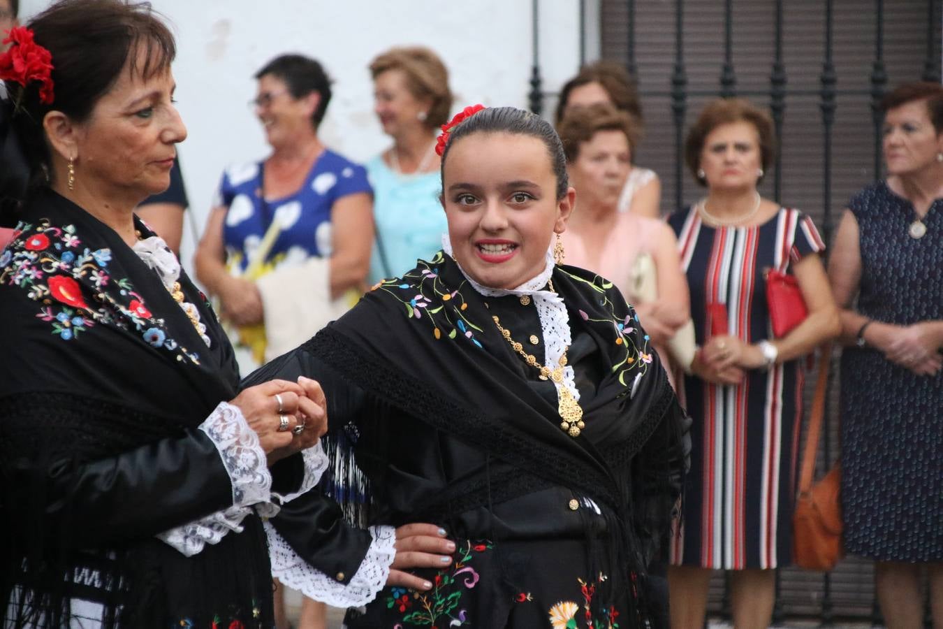 Nuestra Señora de Aguasantas despertó, ayer, una vez más, la devoción y el fervor que los jerezanos sienten hacia Ella. Jerez de los Caballeros se vistió de gala para acompañar a su Patrona en el traslado hacia su Santuario, donde se ponía fin a los tradicionales cultos que desde el pasado mes de agosto se han celebrado en la iglesia de Santa María de la Encarnación, organizados por la Hermandad de Nuestra Señora de Aguasantas.