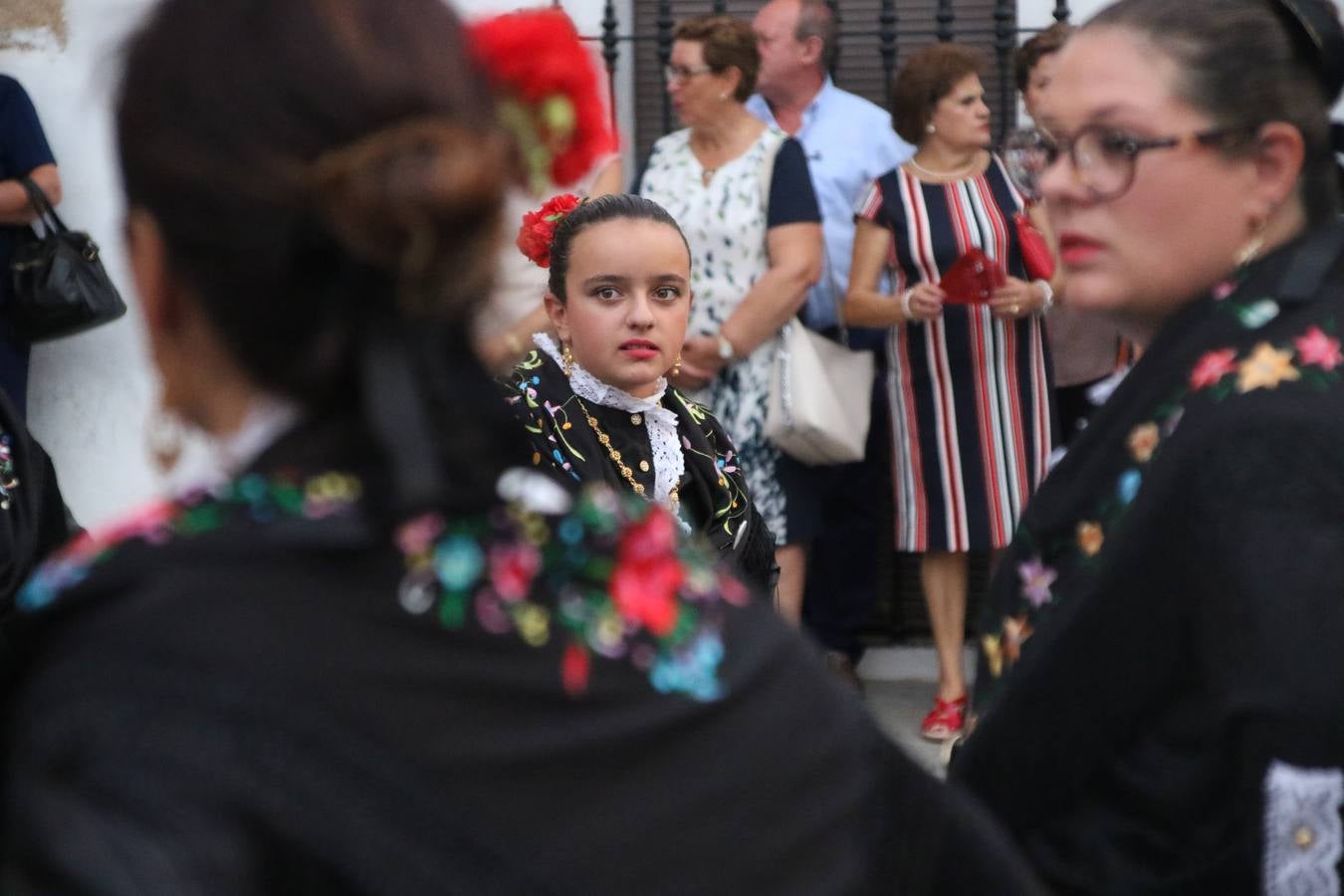 Nuestra Señora de Aguasantas despertó, ayer, una vez más, la devoción y el fervor que los jerezanos sienten hacia Ella. Jerez de los Caballeros se vistió de gala para acompañar a su Patrona en el traslado hacia su Santuario, donde se ponía fin a los tradicionales cultos que desde el pasado mes de agosto se han celebrado en la iglesia de Santa María de la Encarnación, organizados por la Hermandad de Nuestra Señora de Aguasantas.