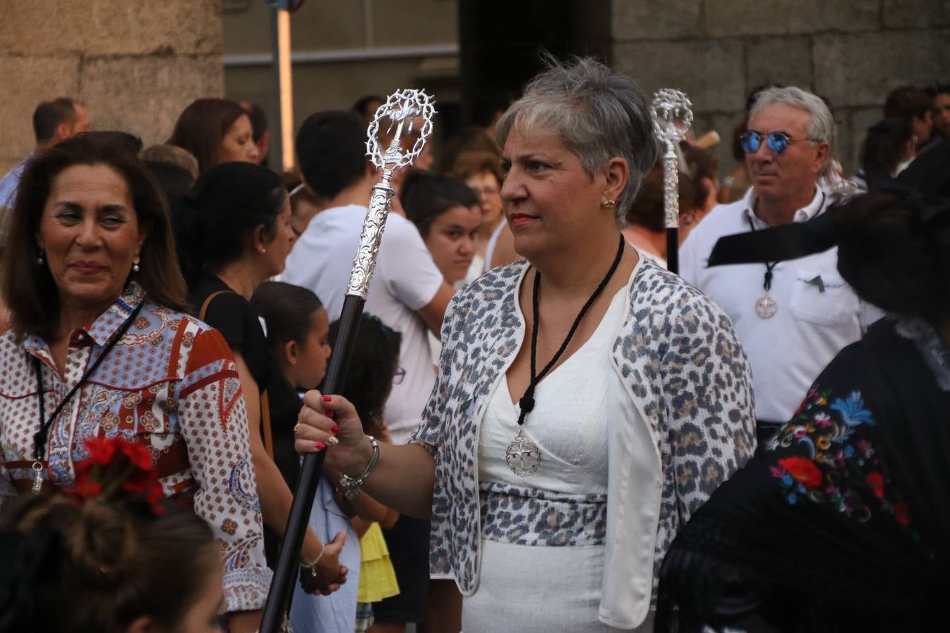 Nuestra Señora de Aguasantas despertó, ayer, una vez más, la devoción y el fervor que los jerezanos sienten hacia Ella. Jerez de los Caballeros se vistió de gala para acompañar a su Patrona en el traslado hacia su Santuario, donde se ponía fin a los tradicionales cultos que desde el pasado mes de agosto se han celebrado en la iglesia de Santa María de la Encarnación, organizados por la Hermandad de Nuestra Señora de Aguasantas.
