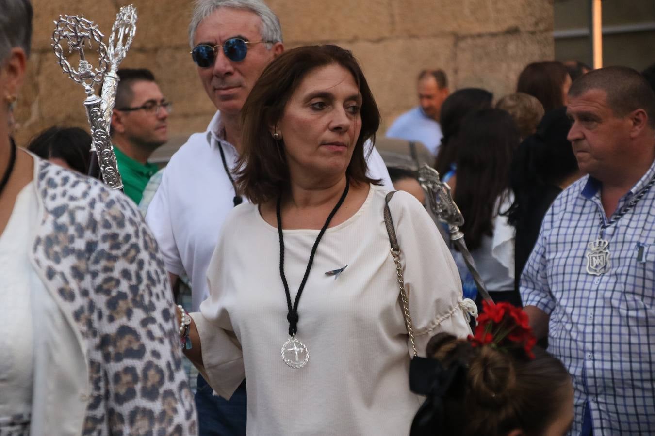 Nuestra Señora de Aguasantas despertó, ayer, una vez más, la devoción y el fervor que los jerezanos sienten hacia Ella. Jerez de los Caballeros se vistió de gala para acompañar a su Patrona en el traslado hacia su Santuario, donde se ponía fin a los tradicionales cultos que desde el pasado mes de agosto se han celebrado en la iglesia de Santa María de la Encarnación, organizados por la Hermandad de Nuestra Señora de Aguasantas.
