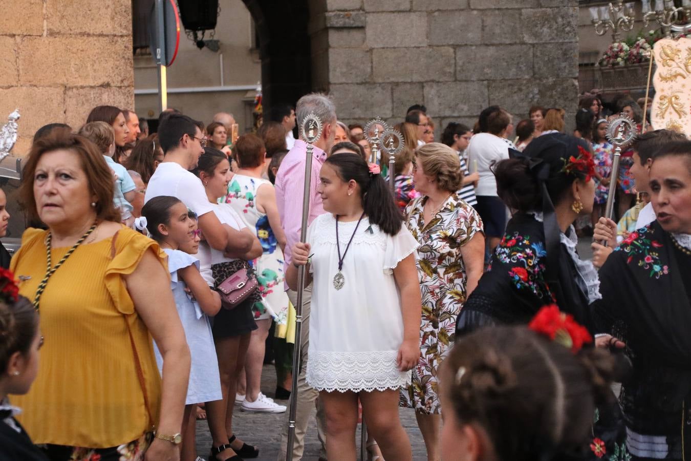 Nuestra Señora de Aguasantas despertó, ayer, una vez más, la devoción y el fervor que los jerezanos sienten hacia Ella. Jerez de los Caballeros se vistió de gala para acompañar a su Patrona en el traslado hacia su Santuario, donde se ponía fin a los tradicionales cultos que desde el pasado mes de agosto se han celebrado en la iglesia de Santa María de la Encarnación, organizados por la Hermandad de Nuestra Señora de Aguasantas.