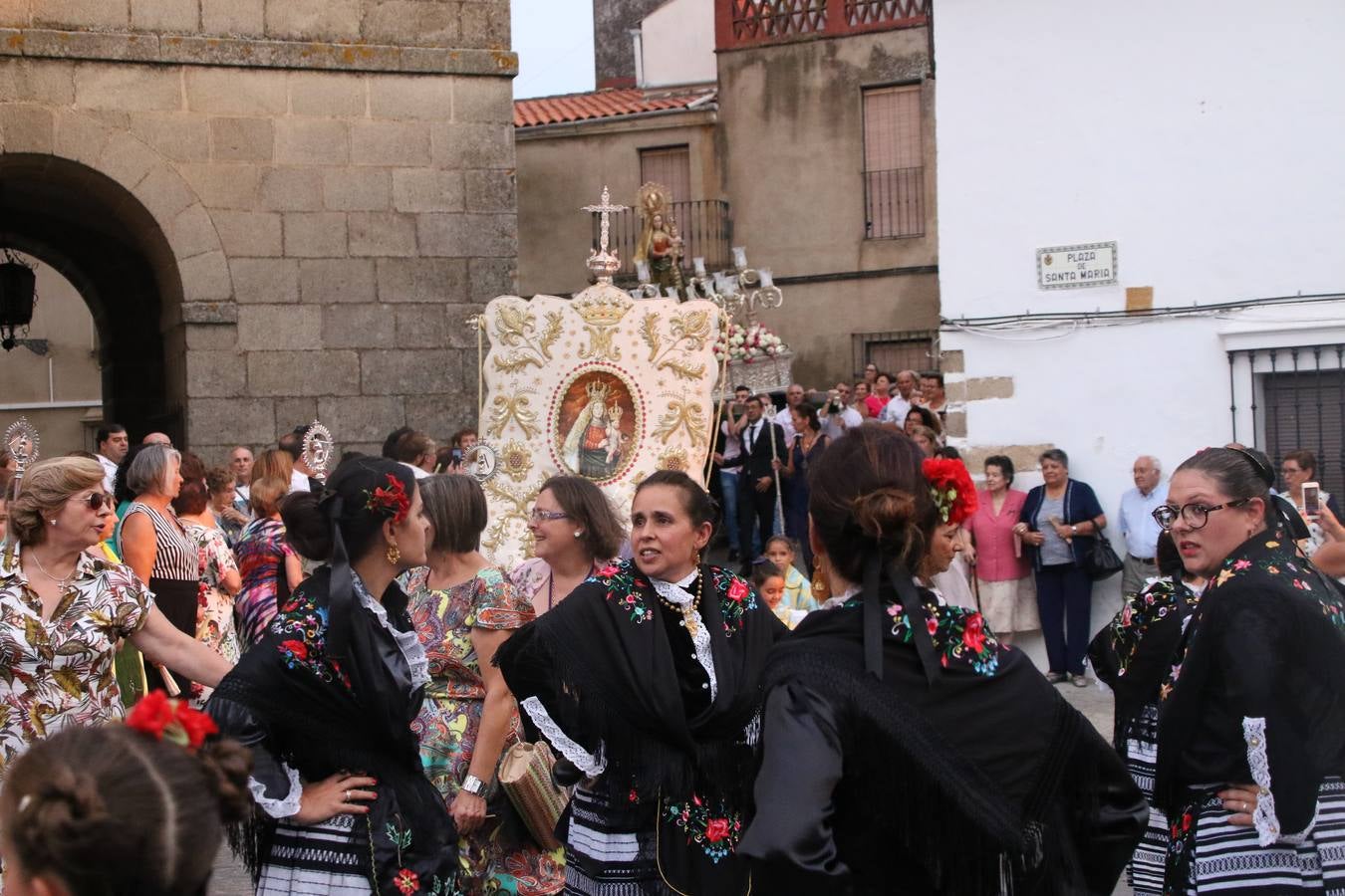 Nuestra Señora de Aguasantas despertó, ayer, una vez más, la devoción y el fervor que los jerezanos sienten hacia Ella. Jerez de los Caballeros se vistió de gala para acompañar a su Patrona en el traslado hacia su Santuario, donde se ponía fin a los tradicionales cultos que desde el pasado mes de agosto se han celebrado en la iglesia de Santa María de la Encarnación, organizados por la Hermandad de Nuestra Señora de Aguasantas.