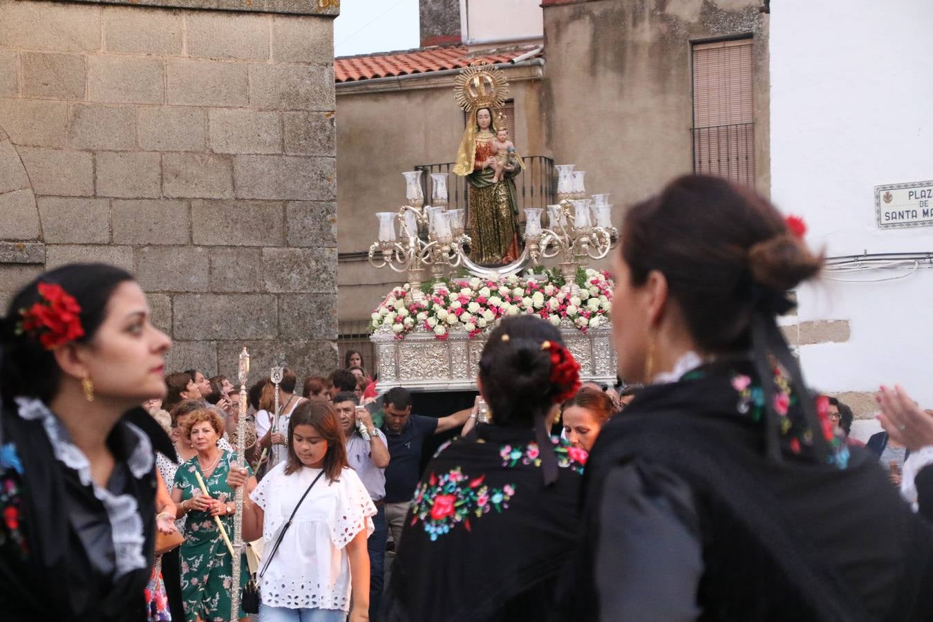 Nuestra Señora de Aguasantas despertó, ayer, una vez más, la devoción y el fervor que los jerezanos sienten hacia Ella. Jerez de los Caballeros se vistió de gala para acompañar a su Patrona en el traslado hacia su Santuario, donde se ponía fin a los tradicionales cultos que desde el pasado mes de agosto se han celebrado en la iglesia de Santa María de la Encarnación, organizados por la Hermandad de Nuestra Señora de Aguasantas.