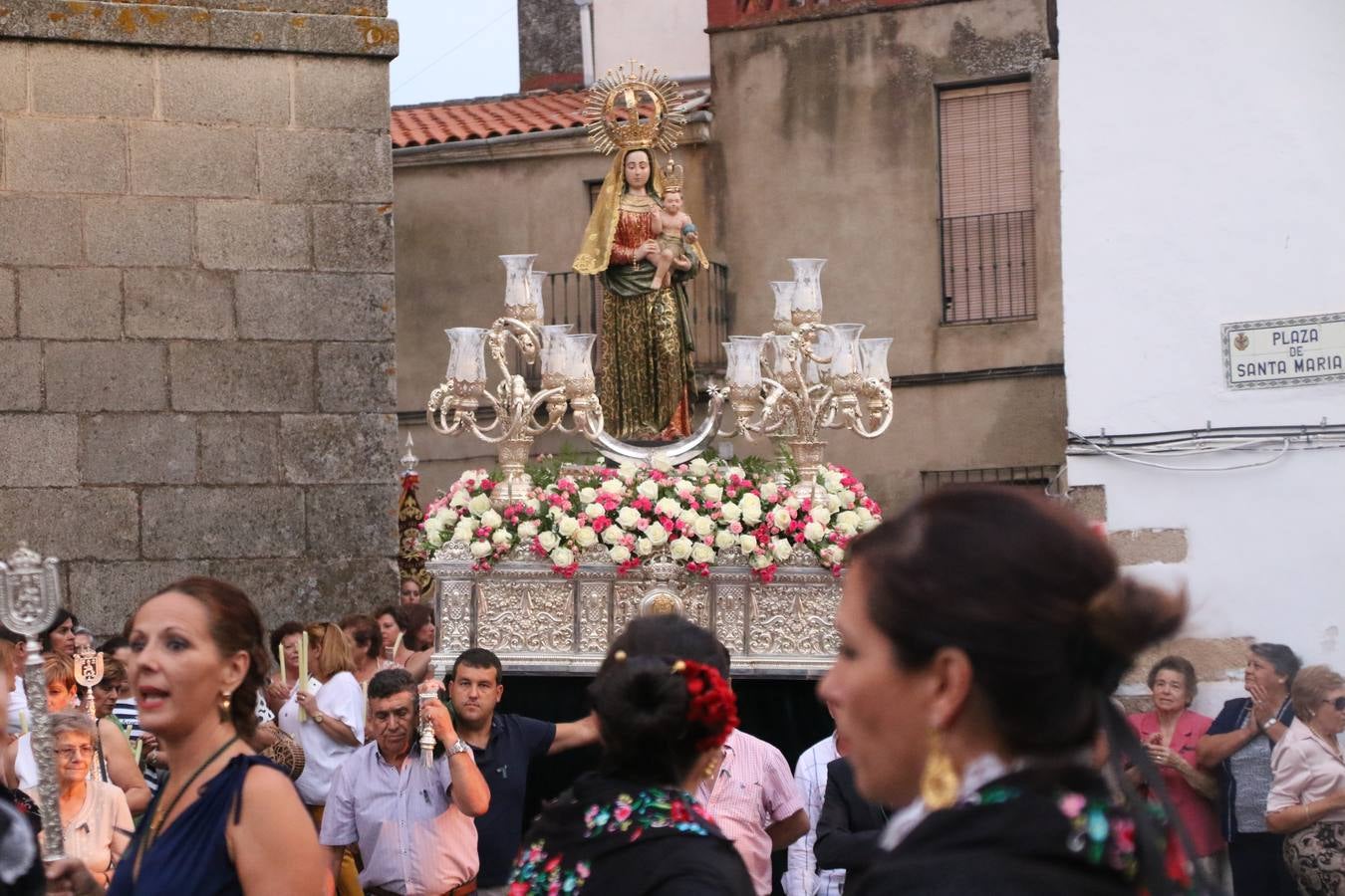 Nuestra Señora de Aguasantas despertó, ayer, una vez más, la devoción y el fervor que los jerezanos sienten hacia Ella. Jerez de los Caballeros se vistió de gala para acompañar a su Patrona en el traslado hacia su Santuario, donde se ponía fin a los tradicionales cultos que desde el pasado mes de agosto se han celebrado en la iglesia de Santa María de la Encarnación, organizados por la Hermandad de Nuestra Señora de Aguasantas.