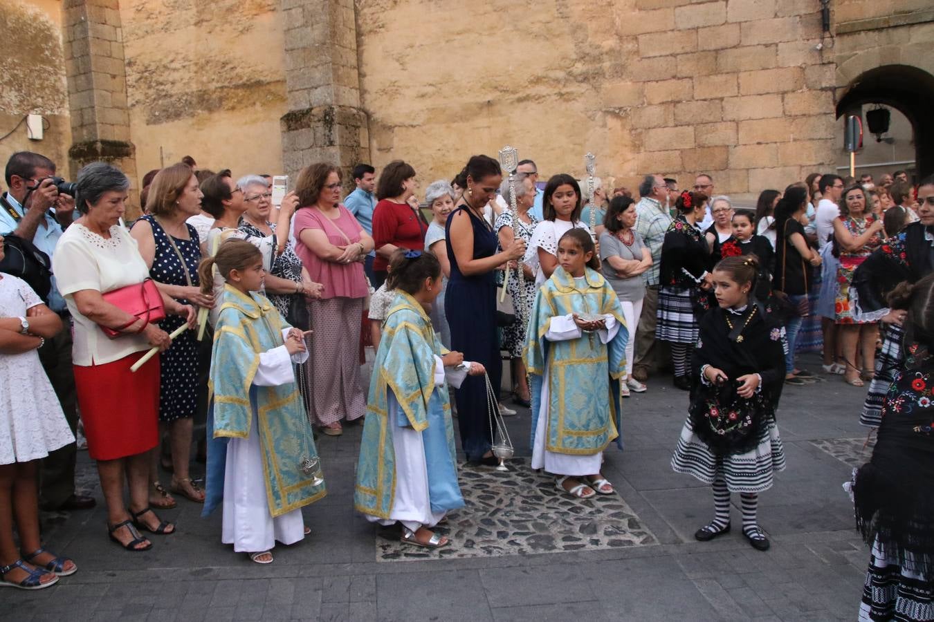 Nuestra Señora de Aguasantas despertó, ayer, una vez más, la devoción y el fervor que los jerezanos sienten hacia Ella. Jerez de los Caballeros se vistió de gala para acompañar a su Patrona en el traslado hacia su Santuario, donde se ponía fin a los tradicionales cultos que desde el pasado mes de agosto se han celebrado en la iglesia de Santa María de la Encarnación, organizados por la Hermandad de Nuestra Señora de Aguasantas.