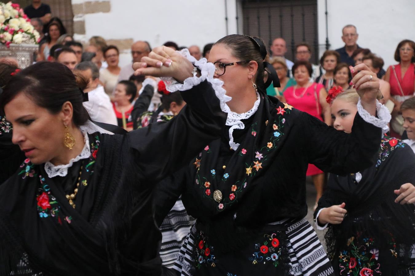 Nuestra Señora de Aguasantas despertó, ayer, una vez más, la devoción y el fervor que los jerezanos sienten hacia Ella. Jerez de los Caballeros se vistió de gala para acompañar a su Patrona en el traslado hacia su Santuario, donde se ponía fin a los tradicionales cultos que desde el pasado mes de agosto se han celebrado en la iglesia de Santa María de la Encarnación, organizados por la Hermandad de Nuestra Señora de Aguasantas.