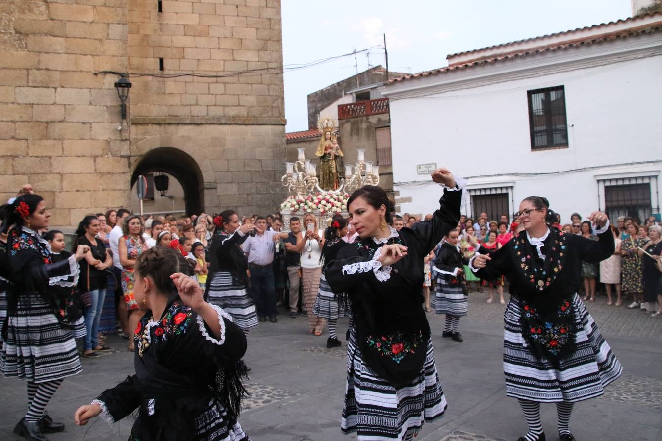 Nuestra Señora de Aguasantas despertó, ayer, una vez más, la devoción y el fervor que los jerezanos sienten hacia Ella. Jerez de los Caballeros se vistió de gala para acompañar a su Patrona en el traslado hacia su Santuario, donde se ponía fin a los tradicionales cultos que desde el pasado mes de agosto se han celebrado en la iglesia de Santa María de la Encarnación, organizados por la Hermandad de Nuestra Señora de Aguasantas.