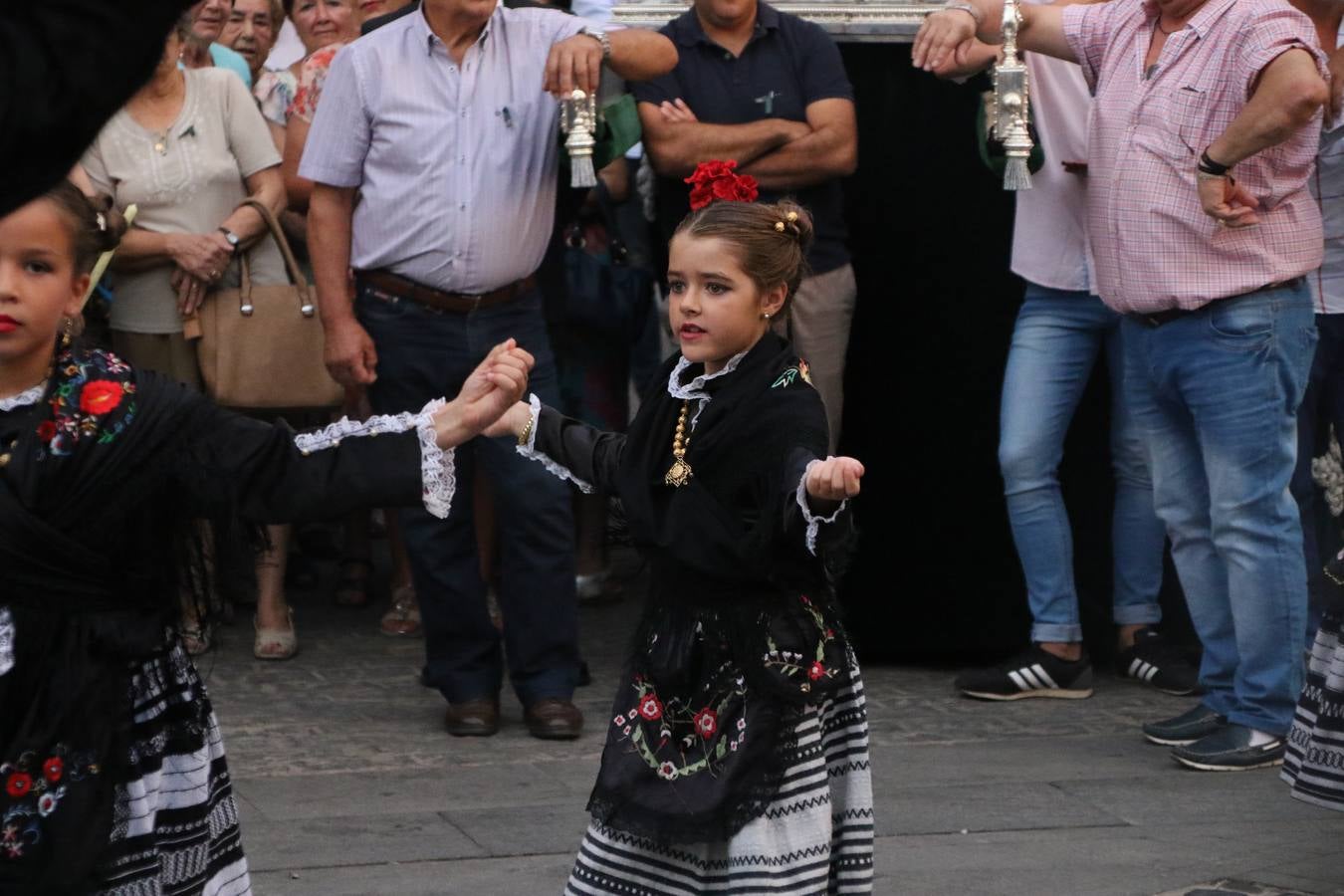 Nuestra Señora de Aguasantas despertó, ayer, una vez más, la devoción y el fervor que los jerezanos sienten hacia Ella. Jerez de los Caballeros se vistió de gala para acompañar a su Patrona en el traslado hacia su Santuario, donde se ponía fin a los tradicionales cultos que desde el pasado mes de agosto se han celebrado en la iglesia de Santa María de la Encarnación, organizados por la Hermandad de Nuestra Señora de Aguasantas.
