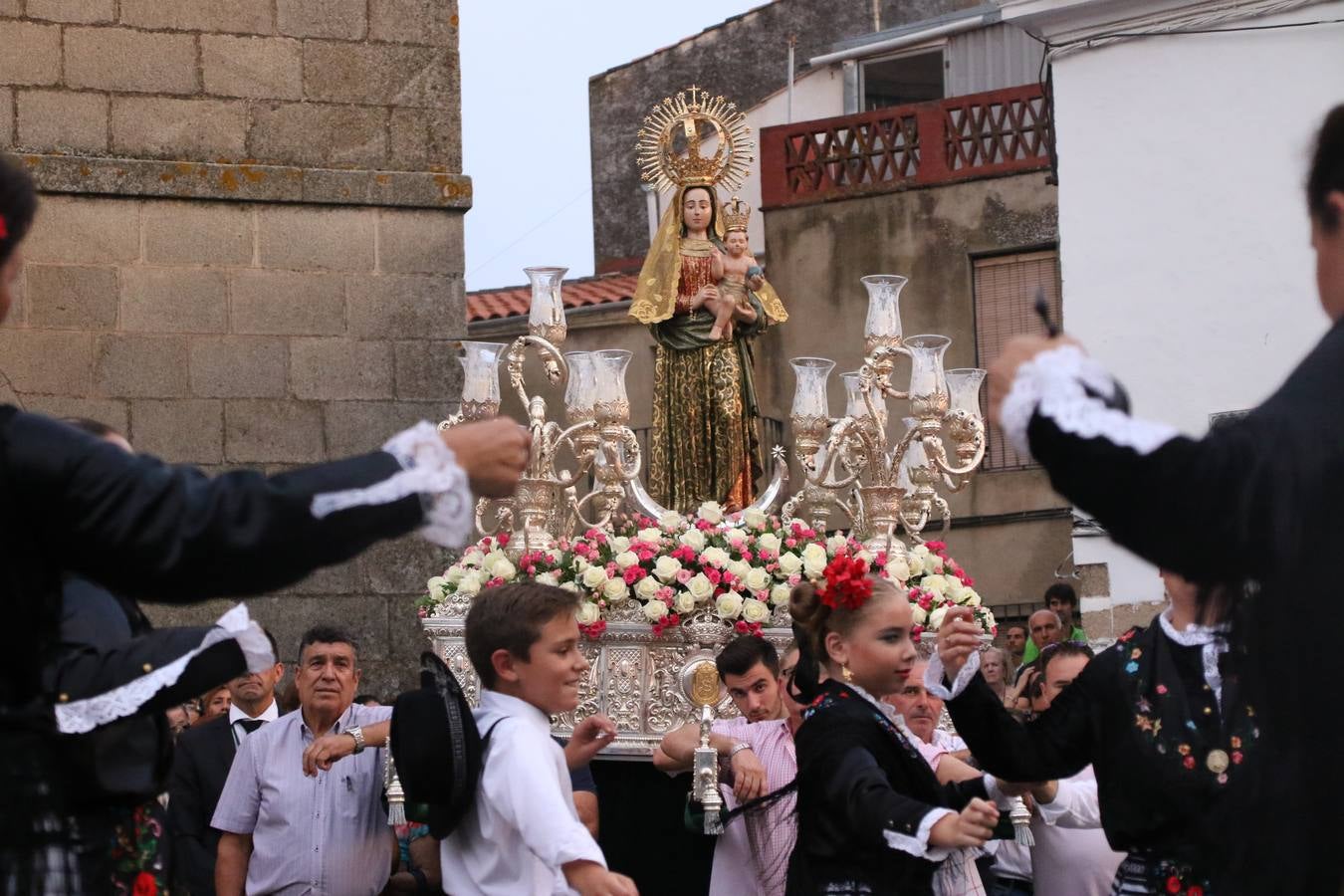 Nuestra Señora de Aguasantas despertó, ayer, una vez más, la devoción y el fervor que los jerezanos sienten hacia Ella. Jerez de los Caballeros se vistió de gala para acompañar a su Patrona en el traslado hacia su Santuario, donde se ponía fin a los tradicionales cultos que desde el pasado mes de agosto se han celebrado en la iglesia de Santa María de la Encarnación, organizados por la Hermandad de Nuestra Señora de Aguasantas.