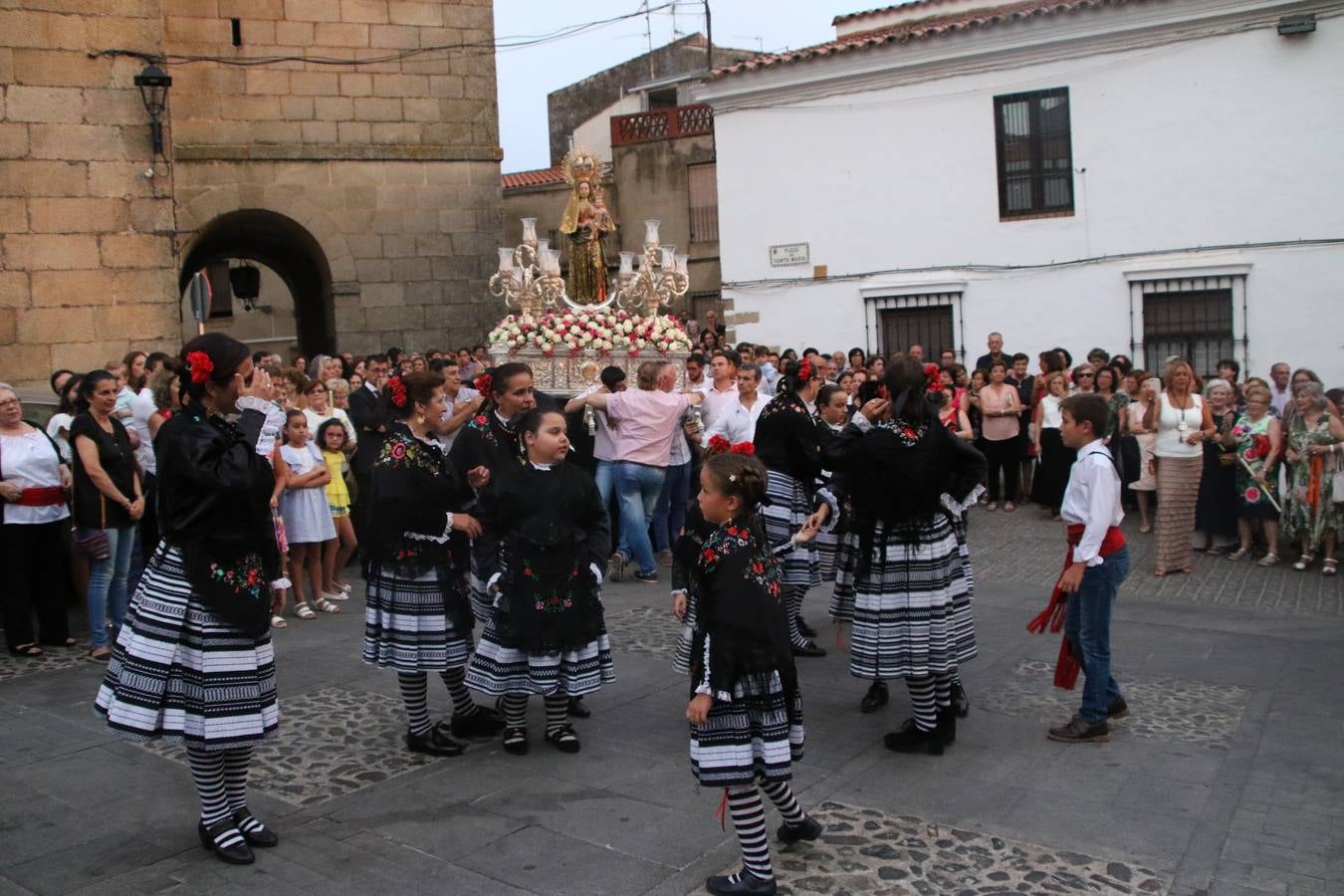 Nuestra Señora de Aguasantas despertó, ayer, una vez más, la devoción y el fervor que los jerezanos sienten hacia Ella. Jerez de los Caballeros se vistió de gala para acompañar a su Patrona en el traslado hacia su Santuario, donde se ponía fin a los tradicionales cultos que desde el pasado mes de agosto se han celebrado en la iglesia de Santa María de la Encarnación, organizados por la Hermandad de Nuestra Señora de Aguasantas.