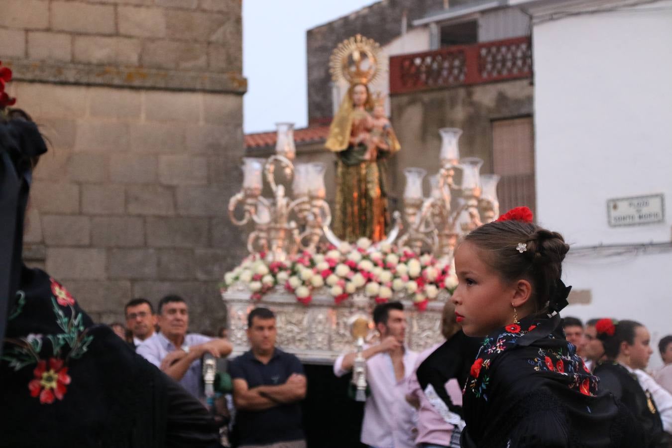 Nuestra Señora de Aguasantas despertó, ayer, una vez más, la devoción y el fervor que los jerezanos sienten hacia Ella. Jerez de los Caballeros se vistió de gala para acompañar a su Patrona en el traslado hacia su Santuario, donde se ponía fin a los tradicionales cultos que desde el pasado mes de agosto se han celebrado en la iglesia de Santa María de la Encarnación, organizados por la Hermandad de Nuestra Señora de Aguasantas.