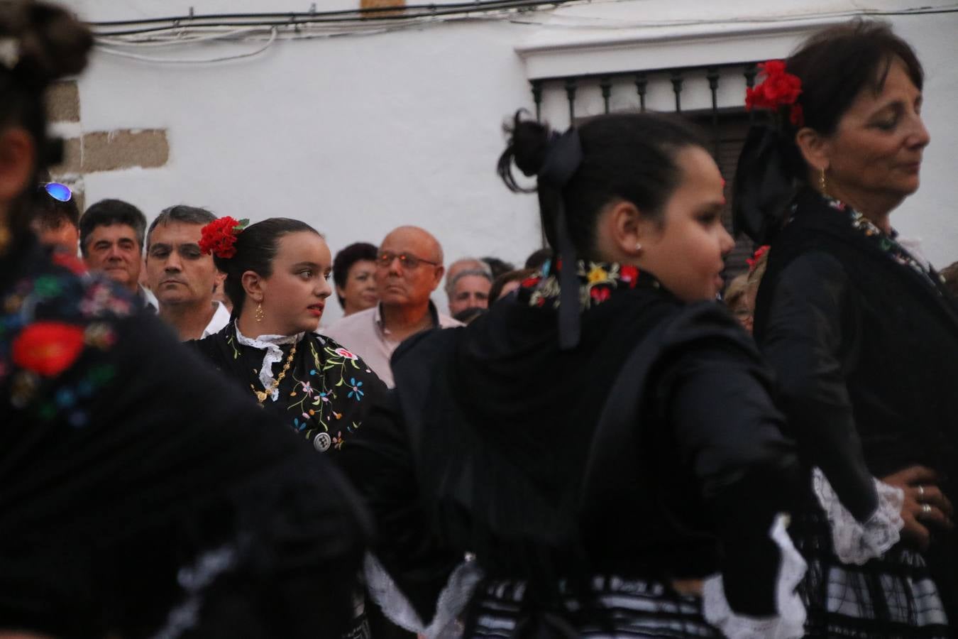 Nuestra Señora de Aguasantas despertó, ayer, una vez más, la devoción y el fervor que los jerezanos sienten hacia Ella. Jerez de los Caballeros se vistió de gala para acompañar a su Patrona en el traslado hacia su Santuario, donde se ponía fin a los tradicionales cultos que desde el pasado mes de agosto se han celebrado en la iglesia de Santa María de la Encarnación, organizados por la Hermandad de Nuestra Señora de Aguasantas.