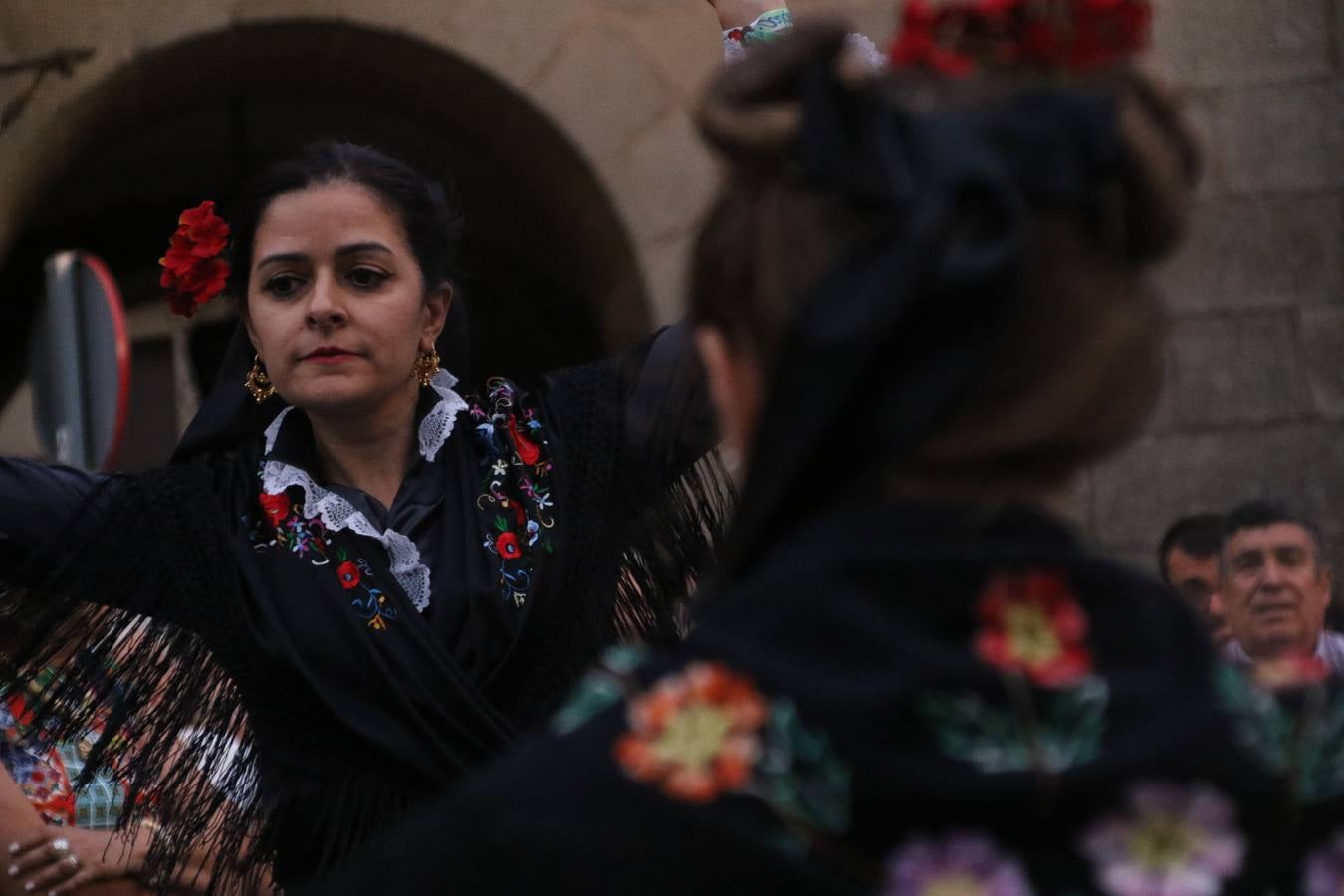 Nuestra Señora de Aguasantas despertó, ayer, una vez más, la devoción y el fervor que los jerezanos sienten hacia Ella. Jerez de los Caballeros se vistió de gala para acompañar a su Patrona en el traslado hacia su Santuario, donde se ponía fin a los tradicionales cultos que desde el pasado mes de agosto se han celebrado en la iglesia de Santa María de la Encarnación, organizados por la Hermandad de Nuestra Señora de Aguasantas.