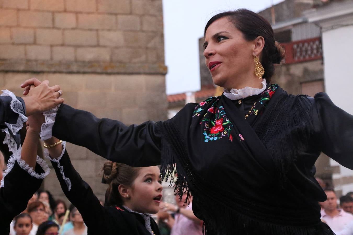 Nuestra Señora de Aguasantas despertó, ayer, una vez más, la devoción y el fervor que los jerezanos sienten hacia Ella. Jerez de los Caballeros se vistió de gala para acompañar a su Patrona en el traslado hacia su Santuario, donde se ponía fin a los tradicionales cultos que desde el pasado mes de agosto se han celebrado en la iglesia de Santa María de la Encarnación, organizados por la Hermandad de Nuestra Señora de Aguasantas.