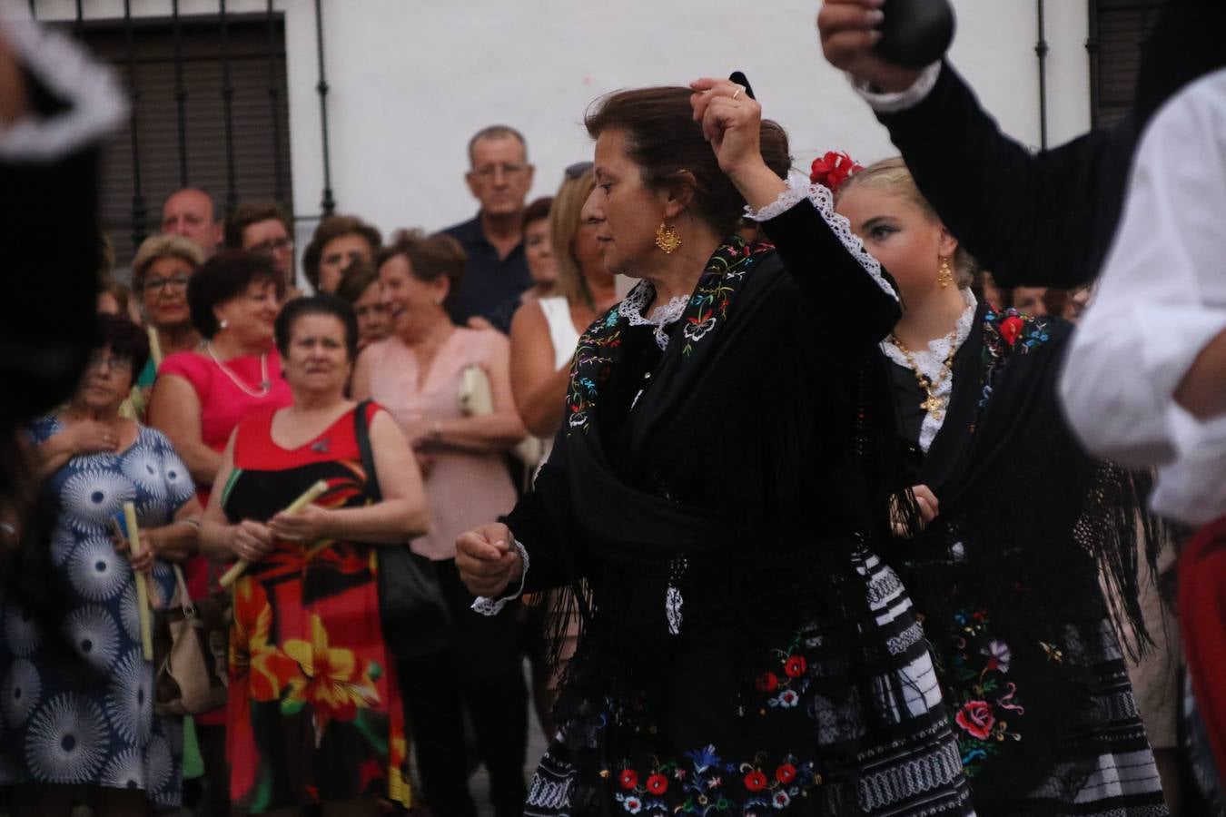 Nuestra Señora de Aguasantas despertó, ayer, una vez más, la devoción y el fervor que los jerezanos sienten hacia Ella. Jerez de los Caballeros se vistió de gala para acompañar a su Patrona en el traslado hacia su Santuario, donde se ponía fin a los tradicionales cultos que desde el pasado mes de agosto se han celebrado en la iglesia de Santa María de la Encarnación, organizados por la Hermandad de Nuestra Señora de Aguasantas.