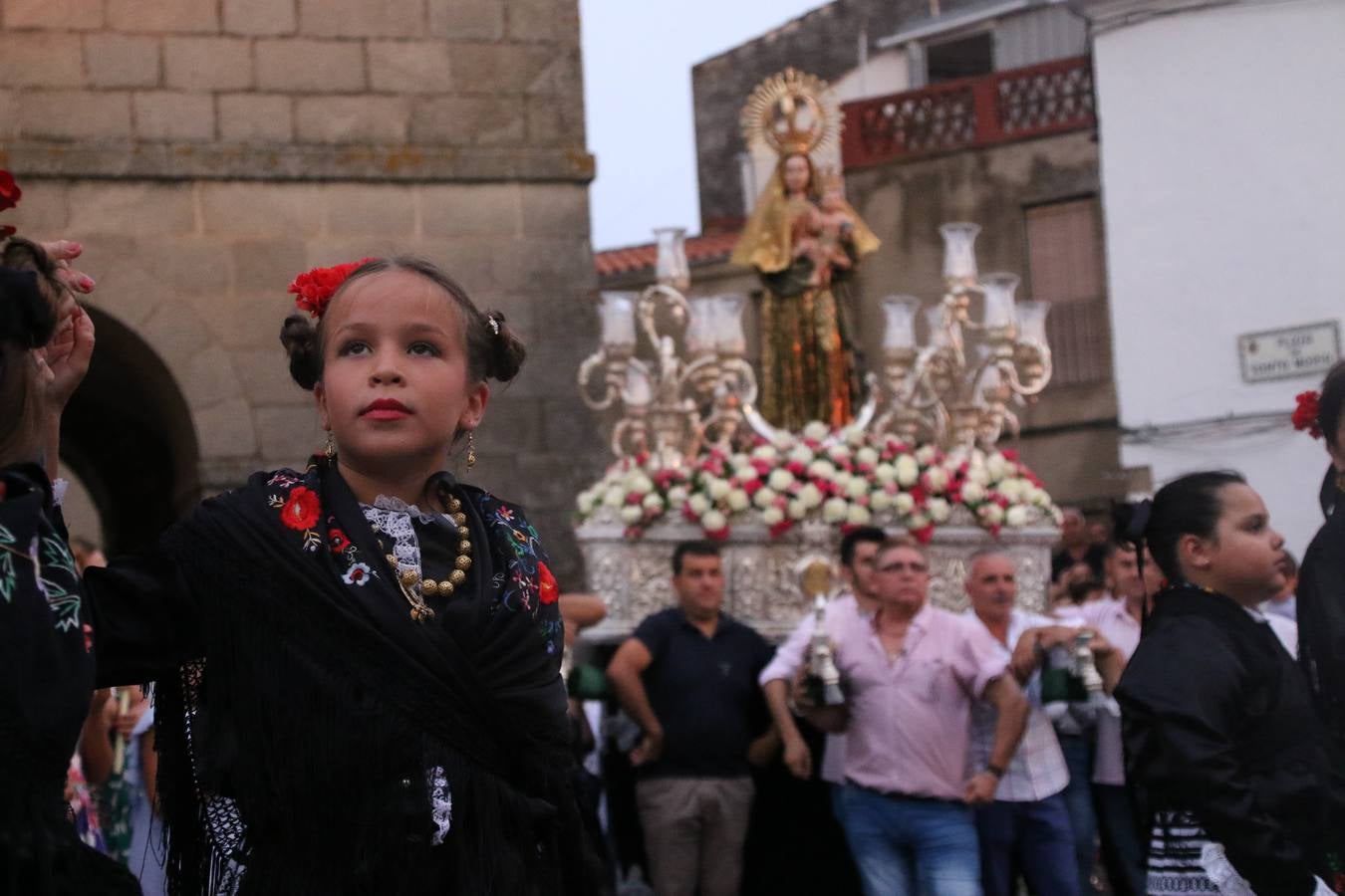 Nuestra Señora de Aguasantas despertó, ayer, una vez más, la devoción y el fervor que los jerezanos sienten hacia Ella. Jerez de los Caballeros se vistió de gala para acompañar a su Patrona en el traslado hacia su Santuario, donde se ponía fin a los tradicionales cultos que desde el pasado mes de agosto se han celebrado en la iglesia de Santa María de la Encarnación, organizados por la Hermandad de Nuestra Señora de Aguasantas.