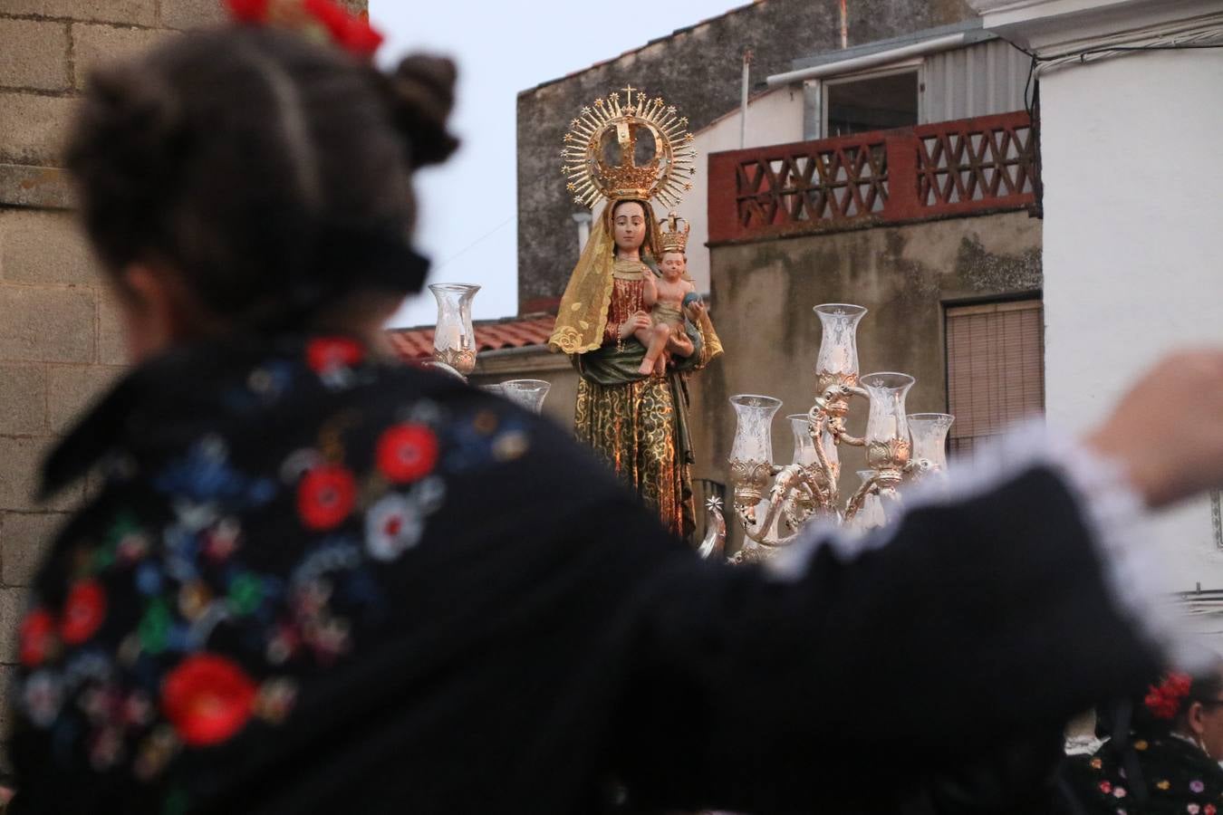 Nuestra Señora de Aguasantas despertó, ayer, una vez más, la devoción y el fervor que los jerezanos sienten hacia Ella. Jerez de los Caballeros se vistió de gala para acompañar a su Patrona en el traslado hacia su Santuario, donde se ponía fin a los tradicionales cultos que desde el pasado mes de agosto se han celebrado en la iglesia de Santa María de la Encarnación, organizados por la Hermandad de Nuestra Señora de Aguasantas.