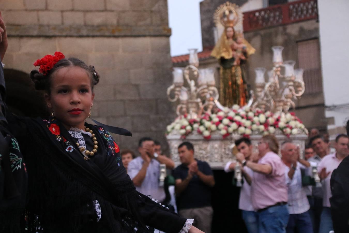 Nuestra Señora de Aguasantas despertó, ayer, una vez más, la devoción y el fervor que los jerezanos sienten hacia Ella. Jerez de los Caballeros se vistió de gala para acompañar a su Patrona en el traslado hacia su Santuario, donde se ponía fin a los tradicionales cultos que desde el pasado mes de agosto se han celebrado en la iglesia de Santa María de la Encarnación, organizados por la Hermandad de Nuestra Señora de Aguasantas.