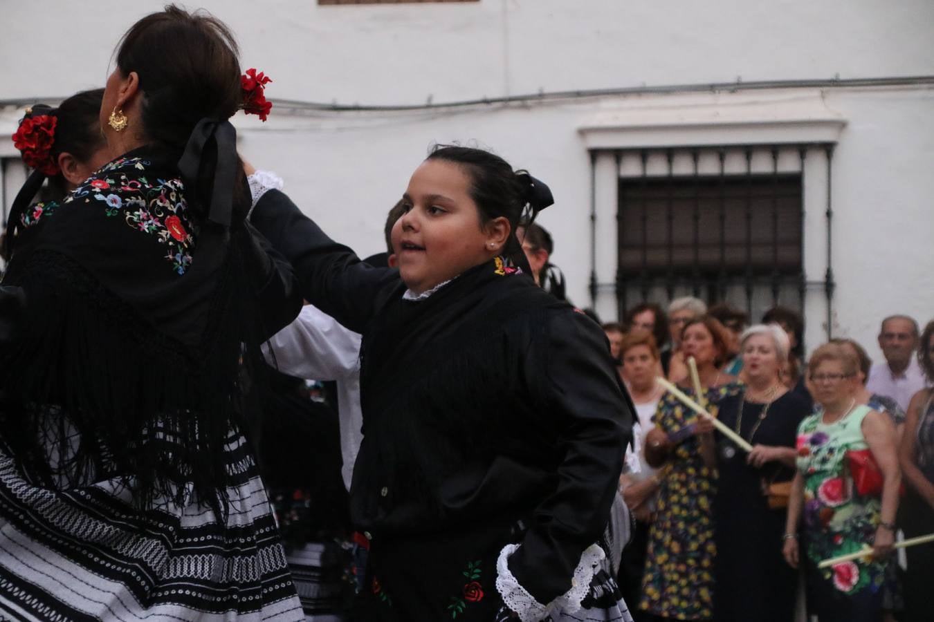 Nuestra Señora de Aguasantas despertó, ayer, una vez más, la devoción y el fervor que los jerezanos sienten hacia Ella. Jerez de los Caballeros se vistió de gala para acompañar a su Patrona en el traslado hacia su Santuario, donde se ponía fin a los tradicionales cultos que desde el pasado mes de agosto se han celebrado en la iglesia de Santa María de la Encarnación, organizados por la Hermandad de Nuestra Señora de Aguasantas.