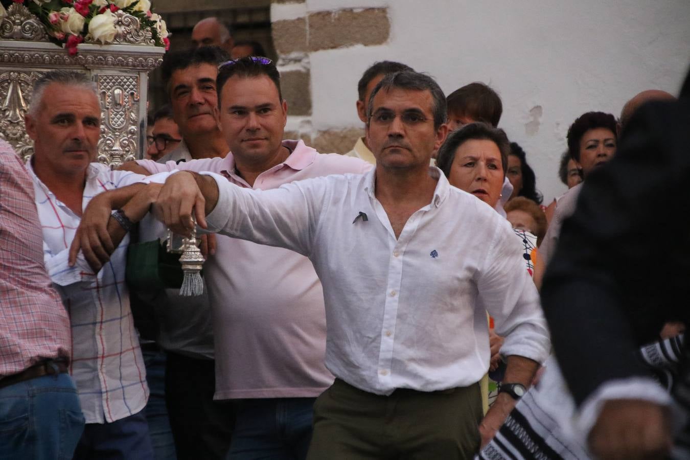 Nuestra Señora de Aguasantas despertó, ayer, una vez más, la devoción y el fervor que los jerezanos sienten hacia Ella. Jerez de los Caballeros se vistió de gala para acompañar a su Patrona en el traslado hacia su Santuario, donde se ponía fin a los tradicionales cultos que desde el pasado mes de agosto se han celebrado en la iglesia de Santa María de la Encarnación, organizados por la Hermandad de Nuestra Señora de Aguasantas.