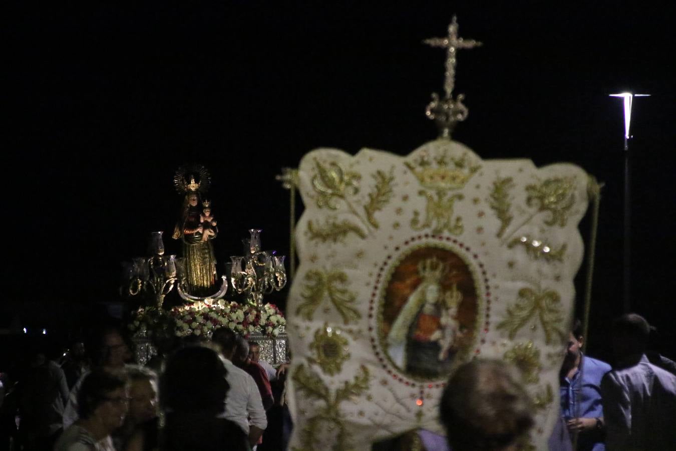 Nuestra Señora de Aguasantas despertó, ayer, una vez más, la devoción y el fervor que los jerezanos sienten hacia Ella. Jerez de los Caballeros se vistió de gala para acompañar a su Patrona en el traslado hacia su Santuario, donde se ponía fin a los tradicionales cultos que desde el pasado mes de agosto se han celebrado en la iglesia de Santa María de la Encarnación, organizados por la Hermandad de Nuestra Señora de Aguasantas.