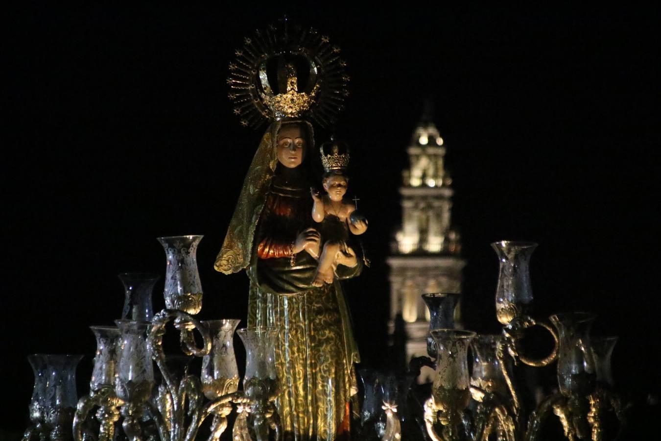 Nuestra Señora de Aguasantas despertó, ayer, una vez más, la devoción y el fervor que los jerezanos sienten hacia Ella. Jerez de los Caballeros se vistió de gala para acompañar a su Patrona en el traslado hacia su Santuario, donde se ponía fin a los tradicionales cultos que desde el pasado mes de agosto se han celebrado en la iglesia de Santa María de la Encarnación, organizados por la Hermandad de Nuestra Señora de Aguasantas.