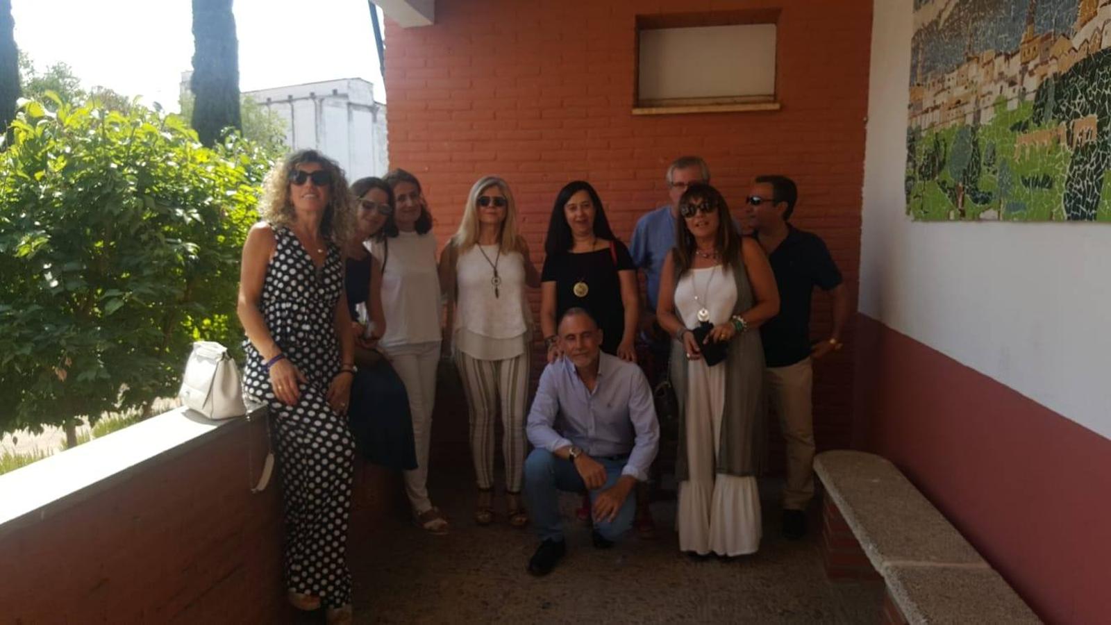 Unos 40 alumnos del Instituto de Enseñanza Secundaria 'Ramón Carande' han vivido este pasado fin de semana un emotivo reencuentro junto a algunos de los profesores que les dieron clase en este centro de Jerez de los Caballeros hace 35 años: Carlos García, profesor de Geografía e Historia; Adoración Barrial, profesora de Lengua y Literatura; José Armenta, profesor de Latín y Carmen Losa, profesora de Inglés. 