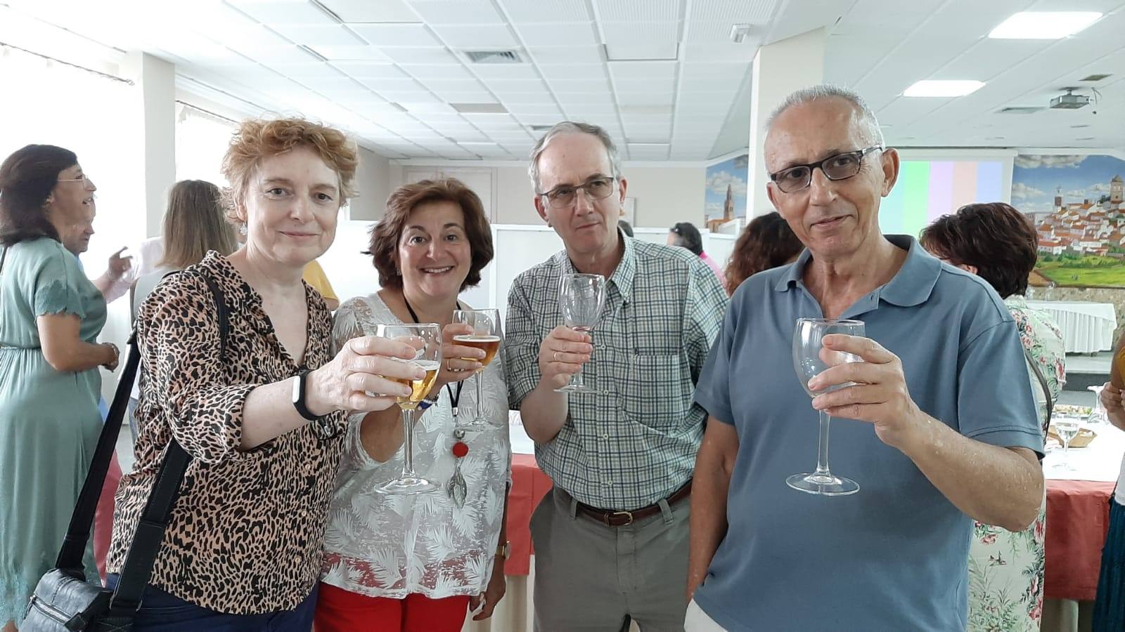 Unos 40 alumnos del Instituto de Enseñanza Secundaria 'Ramón Carande' han vivido este pasado fin de semana un emotivo reencuentro junto a algunos de los profesores que les dieron clase en este centro de Jerez de los Caballeros hace 35 años: Carlos García, profesor de Geografía e Historia; Adoración Barrial, profesora de Lengua y Literatura; José Armenta, profesor de Latín y Carmen Losa, profesora de Inglés. 