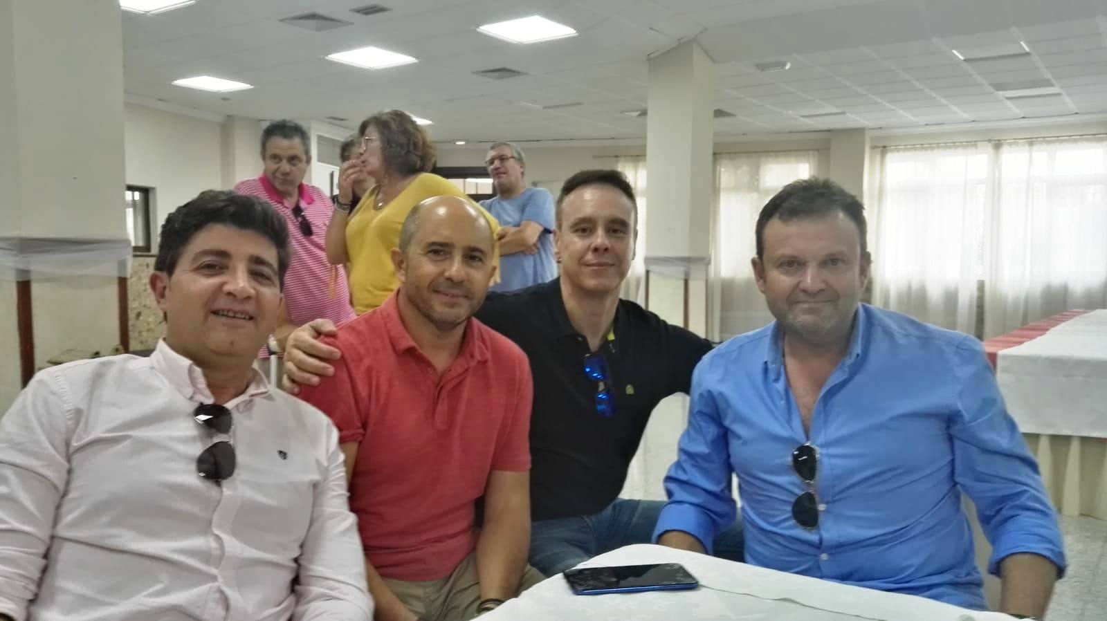 Unos 40 alumnos del Instituto de Enseñanza Secundaria 'Ramón Carande' han vivido este pasado fin de semana un emotivo reencuentro junto a algunos de los profesores que les dieron clase en este centro de Jerez de los Caballeros hace 35 años: Carlos García, profesor de Geografía e Historia; Adoración Barrial, profesora de Lengua y Literatura; José Armenta, profesor de Latín y Carmen Losa, profesora de Inglés. 