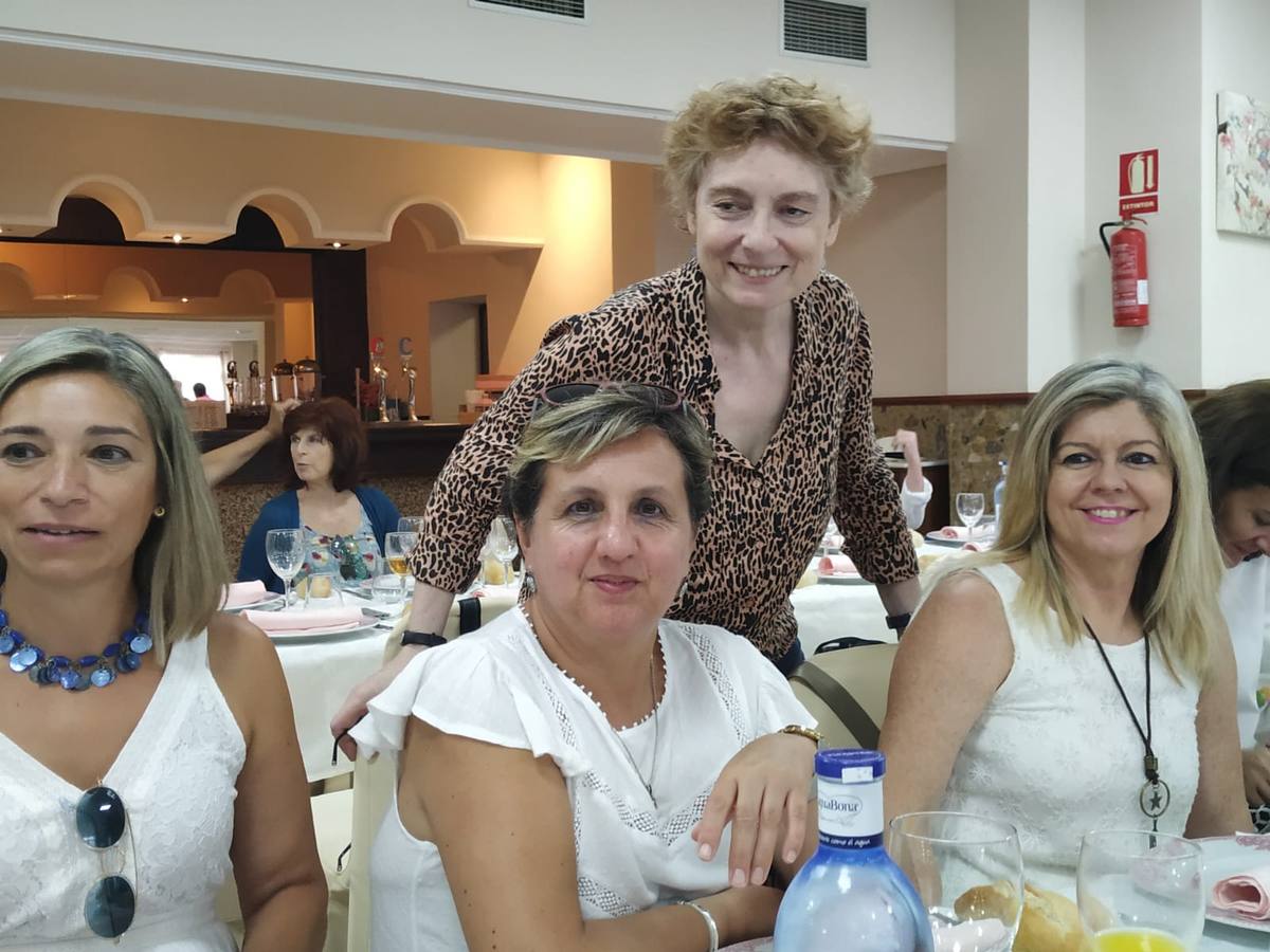 Unos 40 alumnos del Instituto de Enseñanza Secundaria 'Ramón Carande' han vivido este pasado fin de semana un emotivo reencuentro junto a algunos de los profesores que les dieron clase en este centro de Jerez de los Caballeros hace 35 años: Carlos García, profesor de Geografía e Historia; Adoración Barrial, profesora de Lengua y Literatura; José Armenta, profesor de Latín y Carmen Losa, profesora de Inglés. 