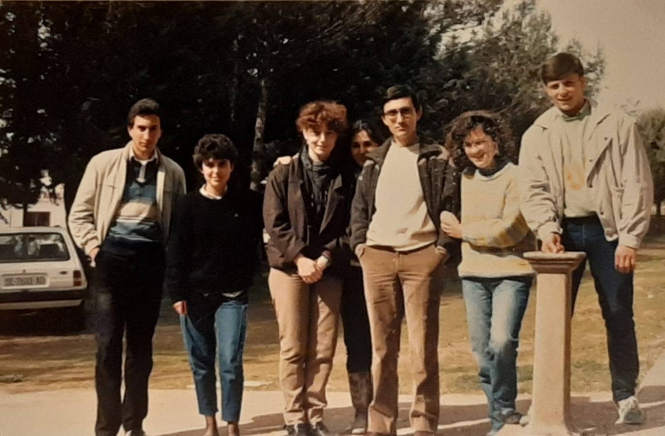 Unos 40 alumnos del Instituto de Enseñanza Secundaria 'Ramón Carande' han vivido este pasado fin de semana un emotivo reencuentro junto a algunos de los profesores que les dieron clase en este centro de Jerez de los Caballeros hace 35 años: Carlos García, profesor de Geografía e Historia; Adoración Barrial, profesora de Lengua y Literatura; José Armenta, profesor de Latín y Carmen Losa, profesora de Inglés. 