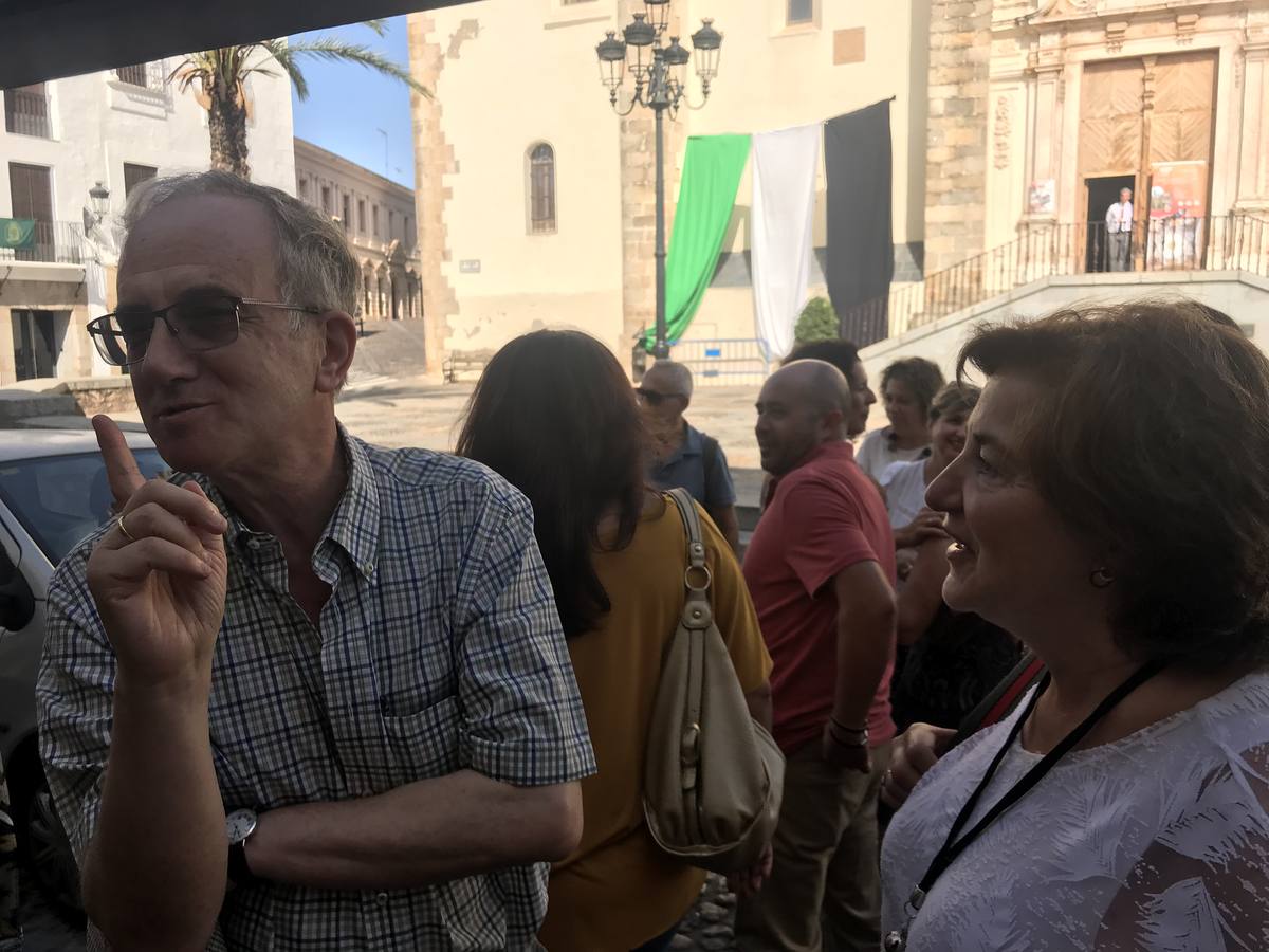 Unos 40 alumnos del Instituto de Enseñanza Secundaria 'Ramón Carande' han vivido este pasado fin de semana un emotivo reencuentro junto a algunos de los profesores que les dieron clase en este centro de Jerez de los Caballeros hace 35 años: Carlos García, profesor de Geografía e Historia; Adoración Barrial, profesora de Lengua y Literatura; José Armenta, profesor de Latín y Carmen Losa, profesora de Inglés. 
