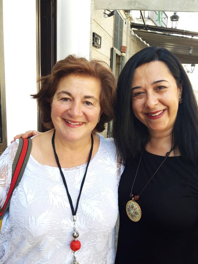 Unos 40 alumnos del Instituto de Enseñanza Secundaria 'Ramón Carande' han vivido este pasado fin de semana un emotivo reencuentro junto a algunos de los profesores que les dieron clase en este centro de Jerez de los Caballeros hace 35 años: Carlos García, profesor de Geografía e Historia; Adoración Barrial, profesora de Lengua y Literatura; José Armenta, profesor de Latín y Carmen Losa, profesora de Inglés. 
