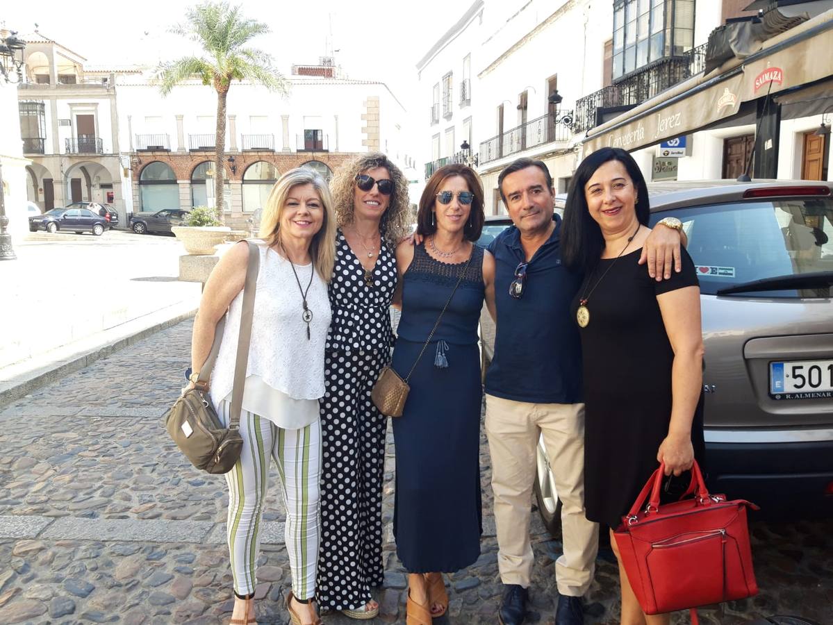 Unos 40 alumnos del Instituto de Enseñanza Secundaria 'Ramón Carande' han vivido este pasado fin de semana un emotivo reencuentro junto a algunos de los profesores que les dieron clase en este centro de Jerez de los Caballeros hace 35 años: Carlos García, profesor de Geografía e Historia; Adoración Barrial, profesora de Lengua y Literatura; José Armenta, profesor de Latín y Carmen Losa, profesora de Inglés. 