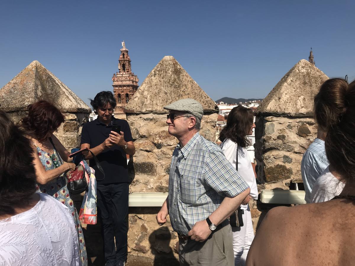 Unos 40 alumnos del Instituto de Enseñanza Secundaria 'Ramón Carande' han vivido este pasado fin de semana un emotivo reencuentro junto a algunos de los profesores que les dieron clase en este centro de Jerez de los Caballeros hace 35 años: Carlos García, profesor de Geografía e Historia; Adoración Barrial, profesora de Lengua y Literatura; José Armenta, profesor de Latín y Carmen Losa, profesora de Inglés. 