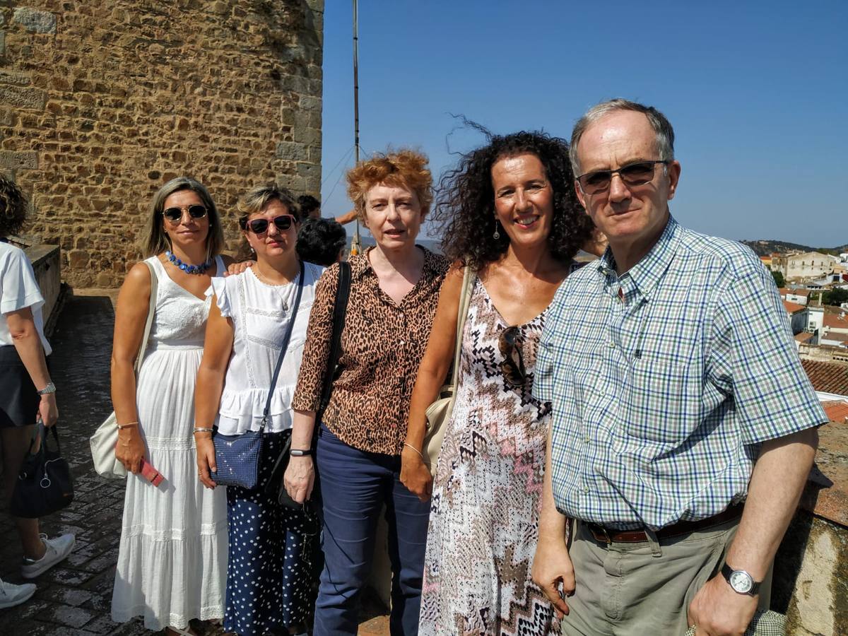 Unos 40 alumnos del Instituto de Enseñanza Secundaria 'Ramón Carande' han vivido este pasado fin de semana un emotivo reencuentro junto a algunos de los profesores que les dieron clase en este centro de Jerez de los Caballeros hace 35 años: Carlos García, profesor de Geografía e Historia; Adoración Barrial, profesora de Lengua y Literatura; José Armenta, profesor de Latín y Carmen Losa, profesora de Inglés. 