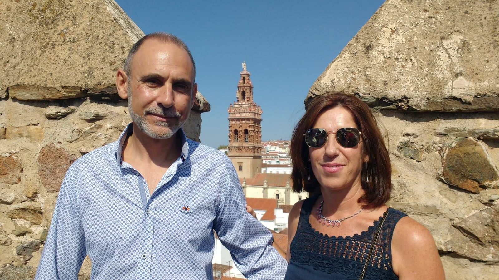 Unos 40 alumnos del Instituto de Enseñanza Secundaria 'Ramón Carande' han vivido este pasado fin de semana un emotivo reencuentro junto a algunos de los profesores que les dieron clase en este centro de Jerez de los Caballeros hace 35 años: Carlos García, profesor de Geografía e Historia; Adoración Barrial, profesora de Lengua y Literatura; José Armenta, profesor de Latín y Carmen Losa, profesora de Inglés. 